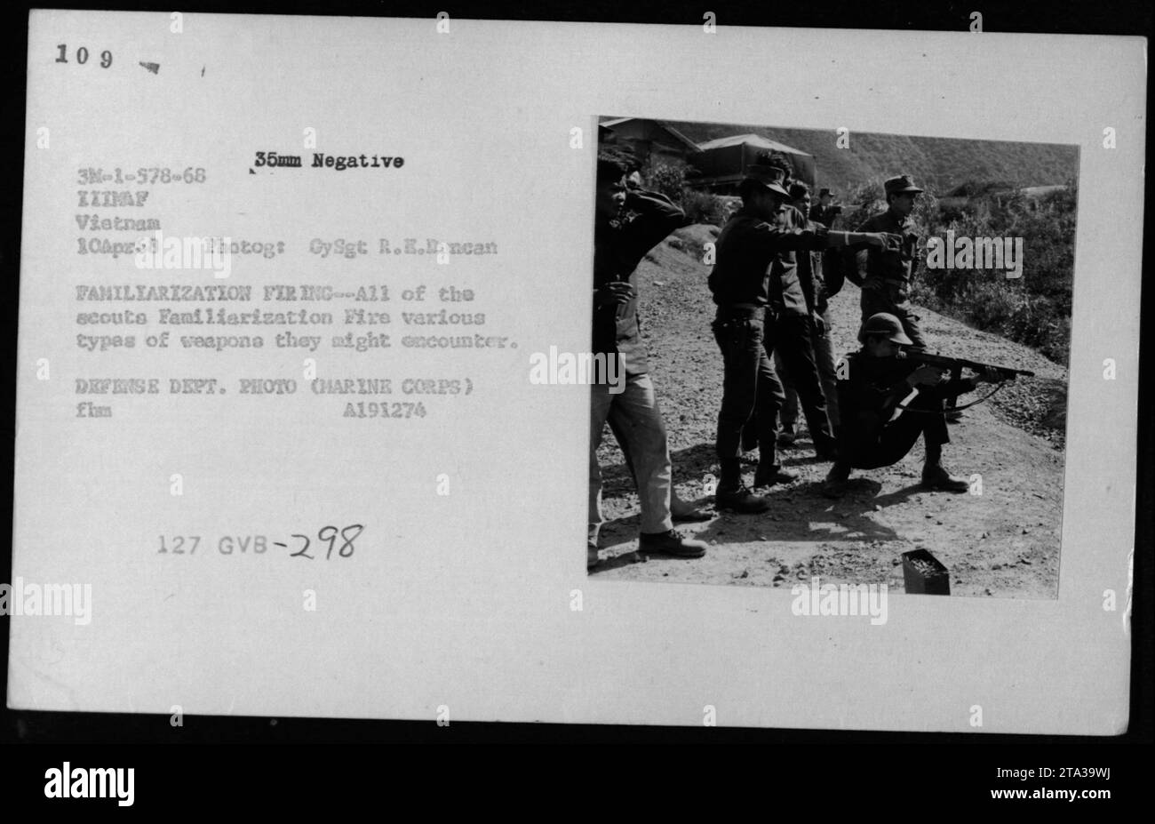 Les Scouts de Carson Viet Cong Kit réformés participent à des exercices de familiarisation, essayant différents types d'armes qu'ils peuvent rencontrer au Vietnam. Cette photographie, prise le 10 avril 1968, capture l'activité d'entraînement dans le cadre des opérations militaires pendant la guerre. (Référence image : 109-35mm négatif 3M-1-578-68 IXINAF Vietnam) Banque D'Images