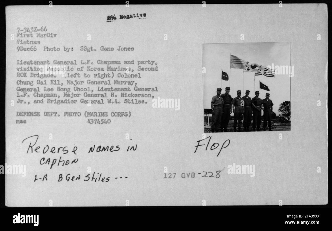 Le lieutenant-général L.F. Chapman et son groupe visitent les Marines de la République de Corée, deuxième brigade sud-coréenne pendant la guerre du Vietnam. Sur la photo, le colonel Chung Gai Kil, le major-général Murray, le général Lee Bong Choi, le lieutenant-général L.F. Chapman, le major-général H. Nickerson Jr. Et le brigadier-général W.A. Stiles. Photo prise par SSgt. Gene Jones le 9 décembre 1966. Banque D'Images