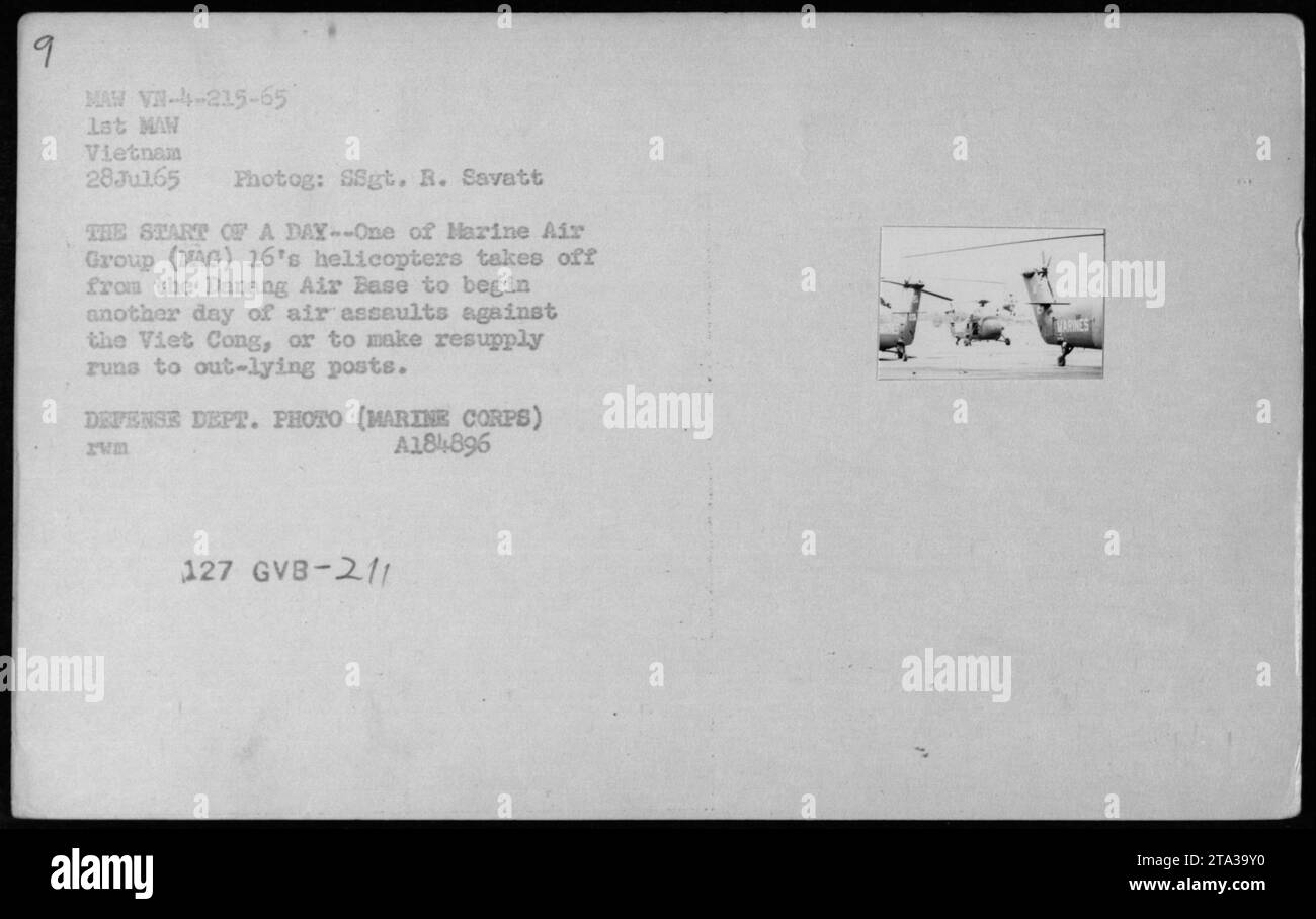 Un hélicoptère du Marine Air Group (MAG) 16 décolle de la base aérienne de Danang pendant la guerre du Vietnam le 28 juillet 1965. Les hélicoptères ont été utilisés pour des assauts aériens contre le Viet Cong et des courses de ravitaillement vers des postes périphériques. Cette photo capture le début d'une autre journée d'activités militaires contre l'ennemi. Banque D'Images