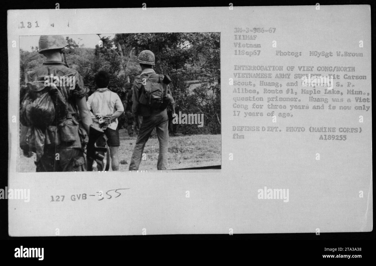 Légende : prise le 11 septembre 1967, cette photographie montre l'interrogatoire d'un suspect Viet Cong/Armée nord-vietnamienne par Kit Carson Scout Huang et le Caporal S.P. Allbes. Huang, qui était un ancien membre du Viet Cong à l'âge de 17 ans, fait partie de l'équipe qui interroge le prisonnier. Cette image a été capturée par le MCySgt W. Brown pour le ministère de la Défense pendant la guerre du Vietnam. Banque D'Images