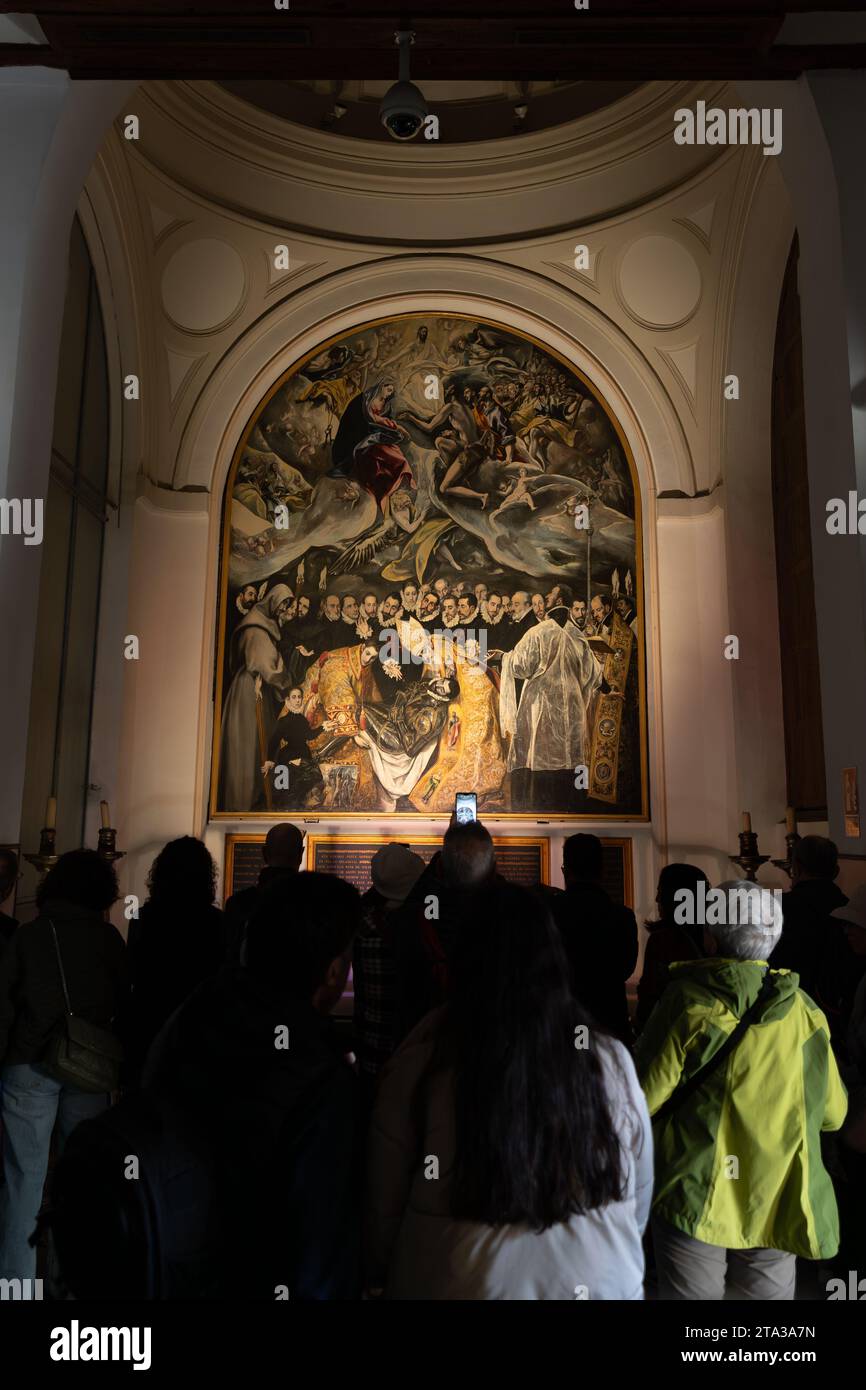 Tolède, Espagne - 17 mars 23 : les touristes observent la peinture d'El Greco 'l'enterrement du comte d'Orgaz', une peinture à l'huile sur toile entre le YE Banque D'Images