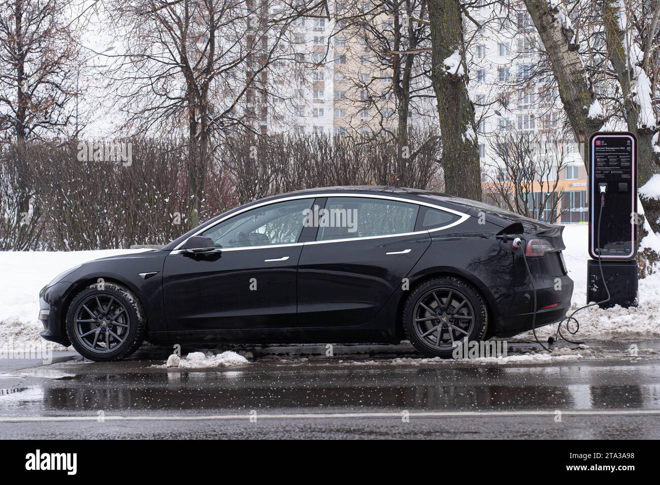 Moscou, Russie. 26 novembre 2023. La voiture Tesla est chargée à partir de la borne de recharge de la ville dans la rue de Moscou. Depuis 2020, les bornes de recharge de la ville font partie de l'infrastructure électrique complexe de la ville. (Image de crédit : © Alexander Sayganov/SOPA Images via ZUMA Press Wire) USAGE ÉDITORIAL SEULEMENT! Non destiné à UN USAGE commercial ! Banque D'Images