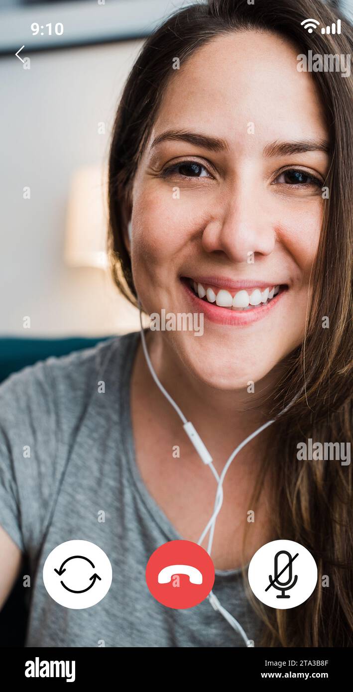 Femme latine ayant un appel vidéo avec un téléphone portable. Écran POV de conférence en ligne avec application smartphone Banque D'Images