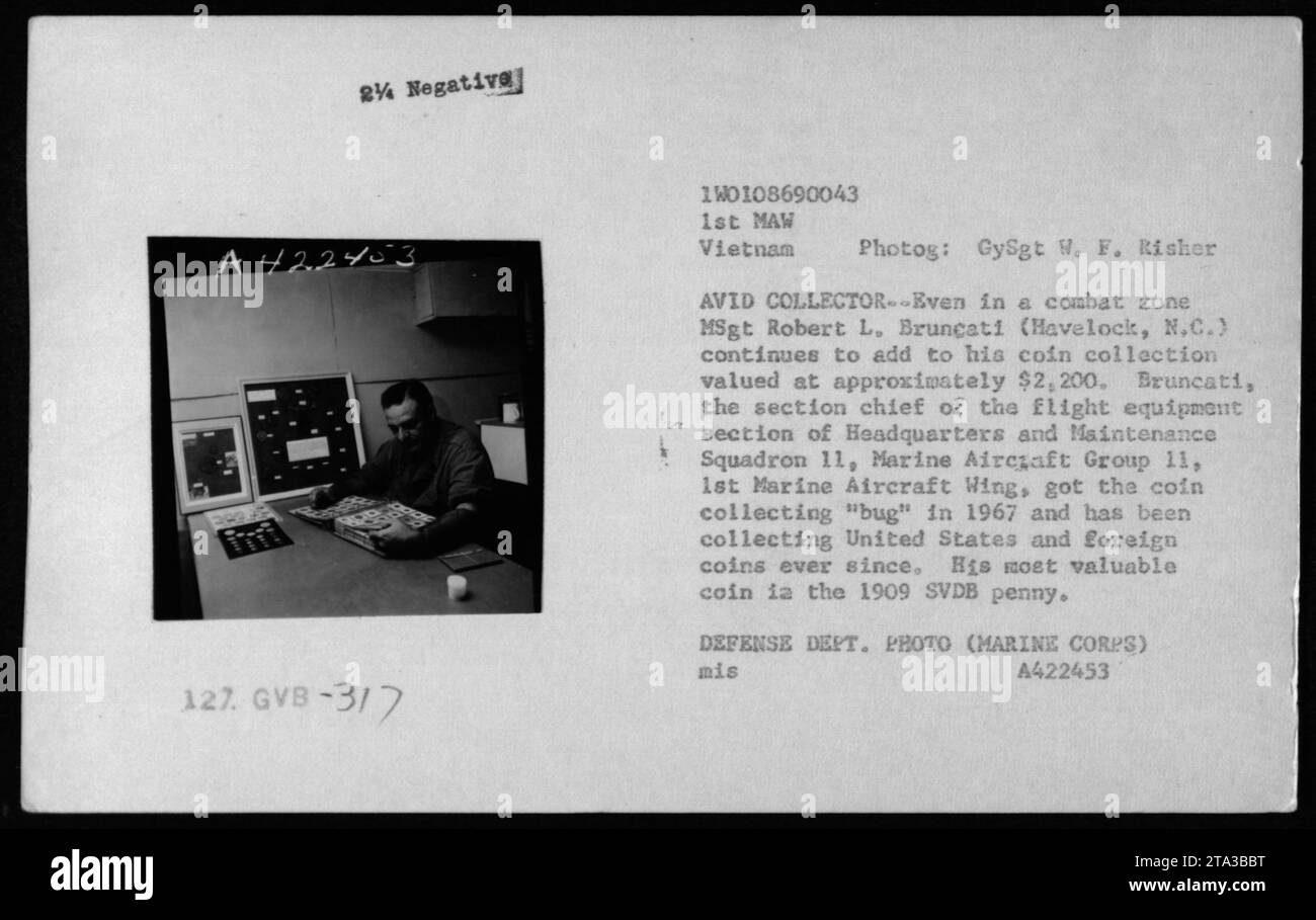 'Un Marine, le MSgt Robert L. Bruncati, ajoute à sa collection de pièces dans une zone de combat pendant la guerre du Vietnam. Bruncati, chef de section de la section de l'équipement de vol du quartier général et de l'escadron de maintenance 11, a évalué sa collection à environ 2 200 $. Sa pièce la plus précieuse est le penny SVDB de 1909. Photo de GySgt W. F. Risher.' Banque D'Images