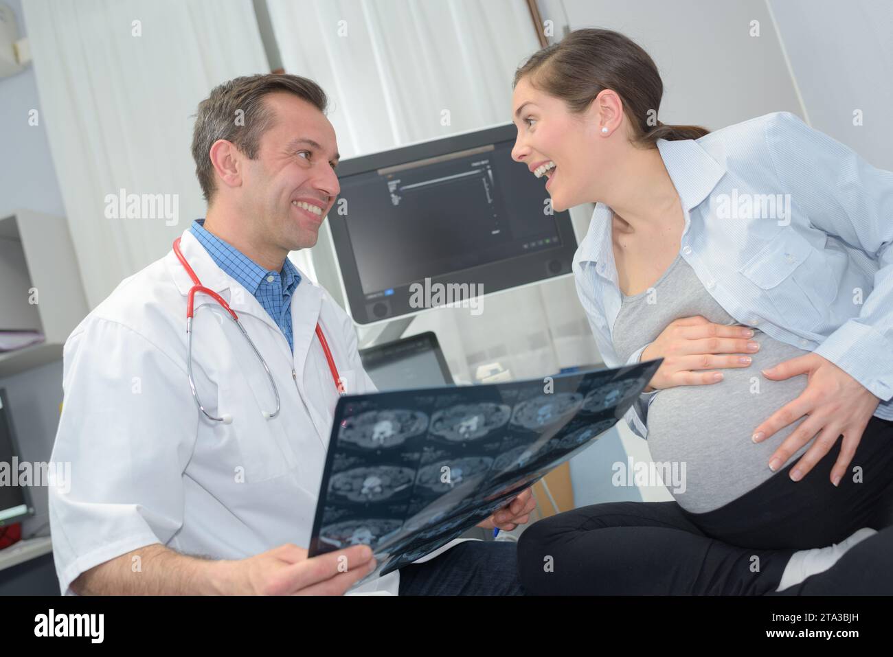 femme enceinte heureuse après cardiotocographie Banque D'Images