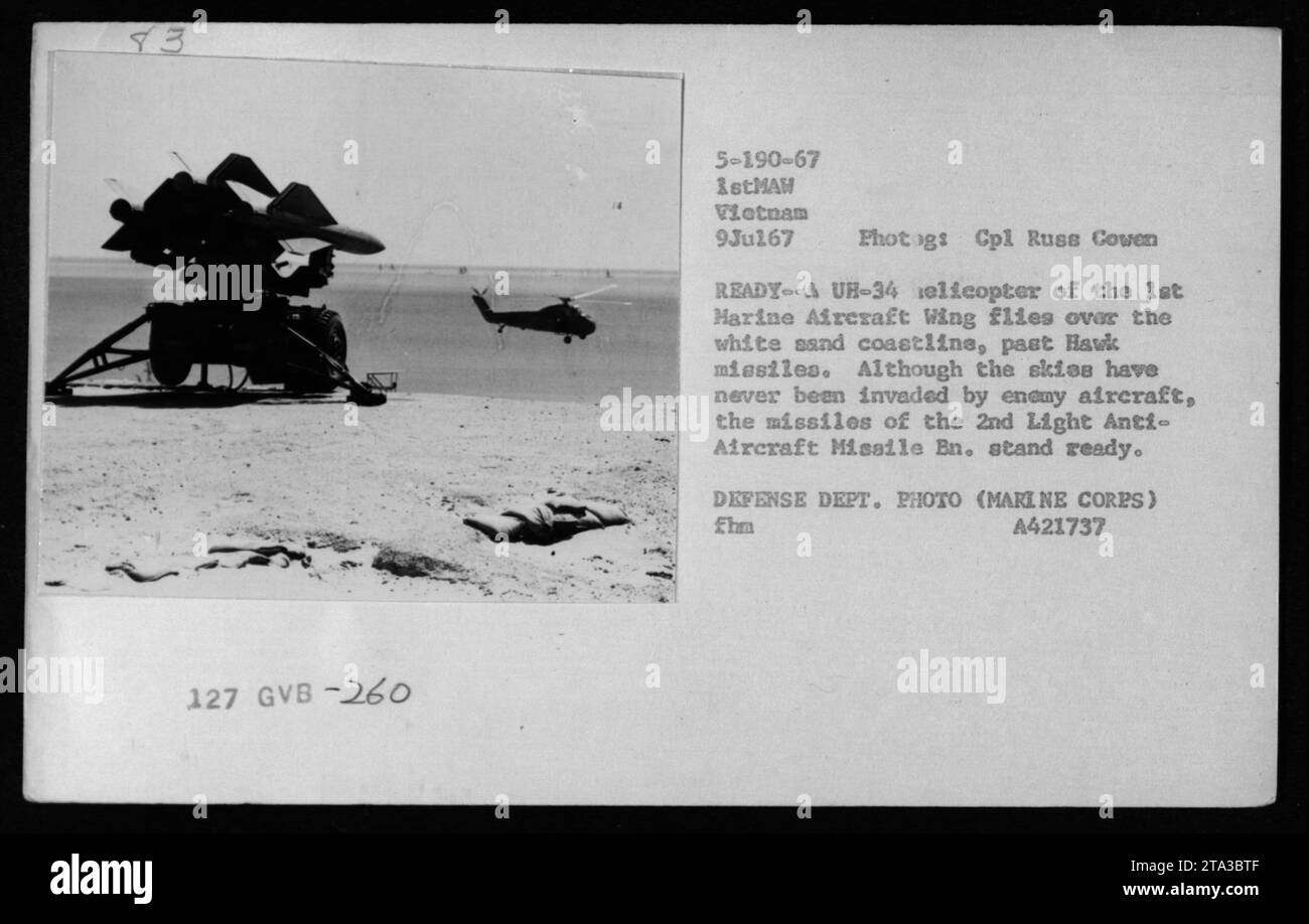 Un hélicoptère UH-34 de la 1st Marine Aircraft Wing survole une côte de sable blanc, passant par des missiles Hawk au Vietnam le 9 juillet 1967. Les missiles appartiennent au 2e bataillon de missiles anti-aériens légers et sont préparés à des menaces potentielles malgré aucune invasion aérienne ennemie précédente. Cette photo du Département de la Défense a été prise par le caporal Russ Coven. Banque D'Images
