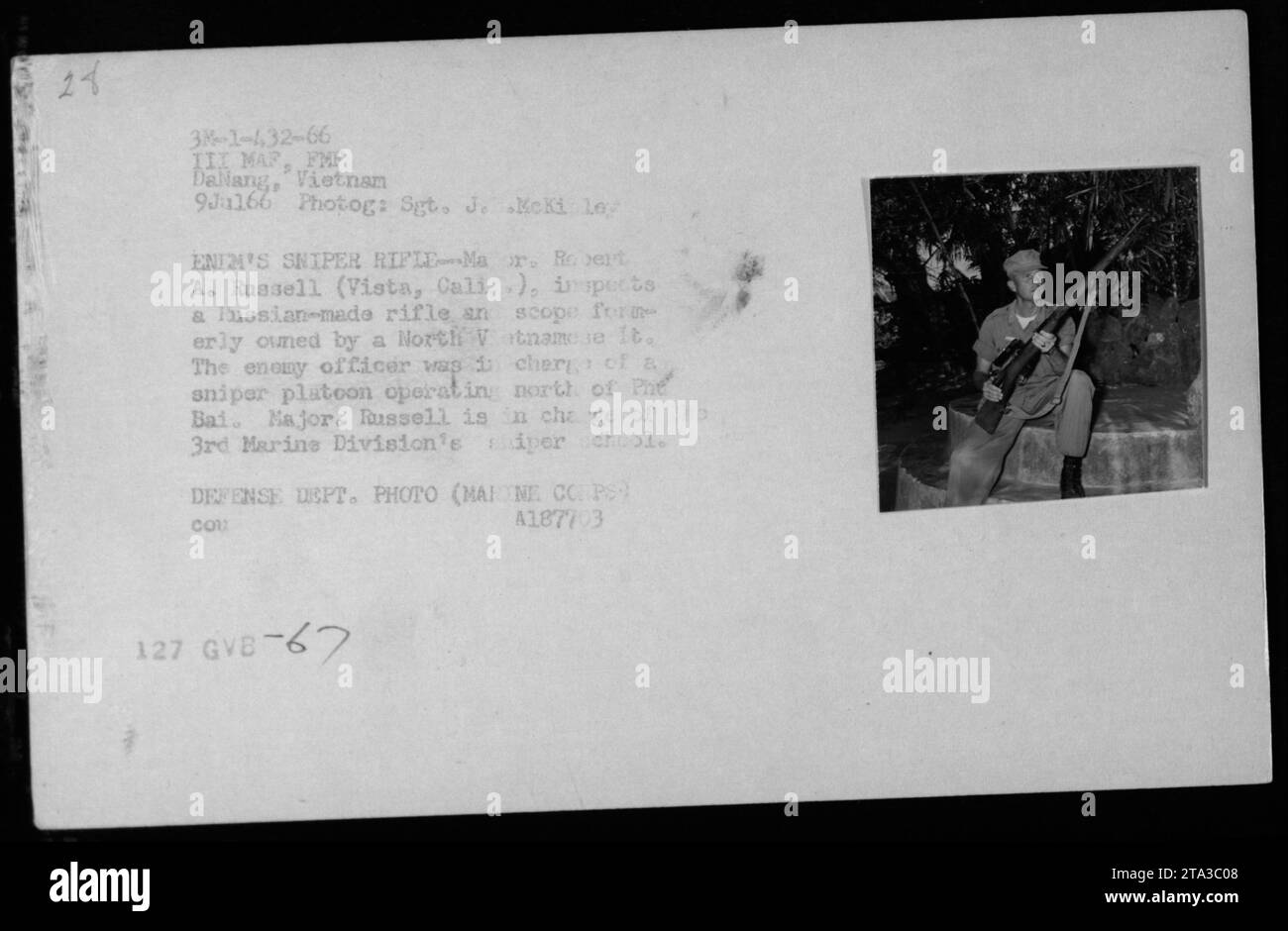 Le Sgt J. McKilloy examine un fusil de tireur d'élite soviétique capturé et une lunette d'un lieutenant nord-vietnamien près de Phe Bai, au Vietnam, tandis que le major Robert A. Russell de l'école de tireur d'élite de la 3e division des Marines l'évalue le 9 juillet 1966. Banque D'Images