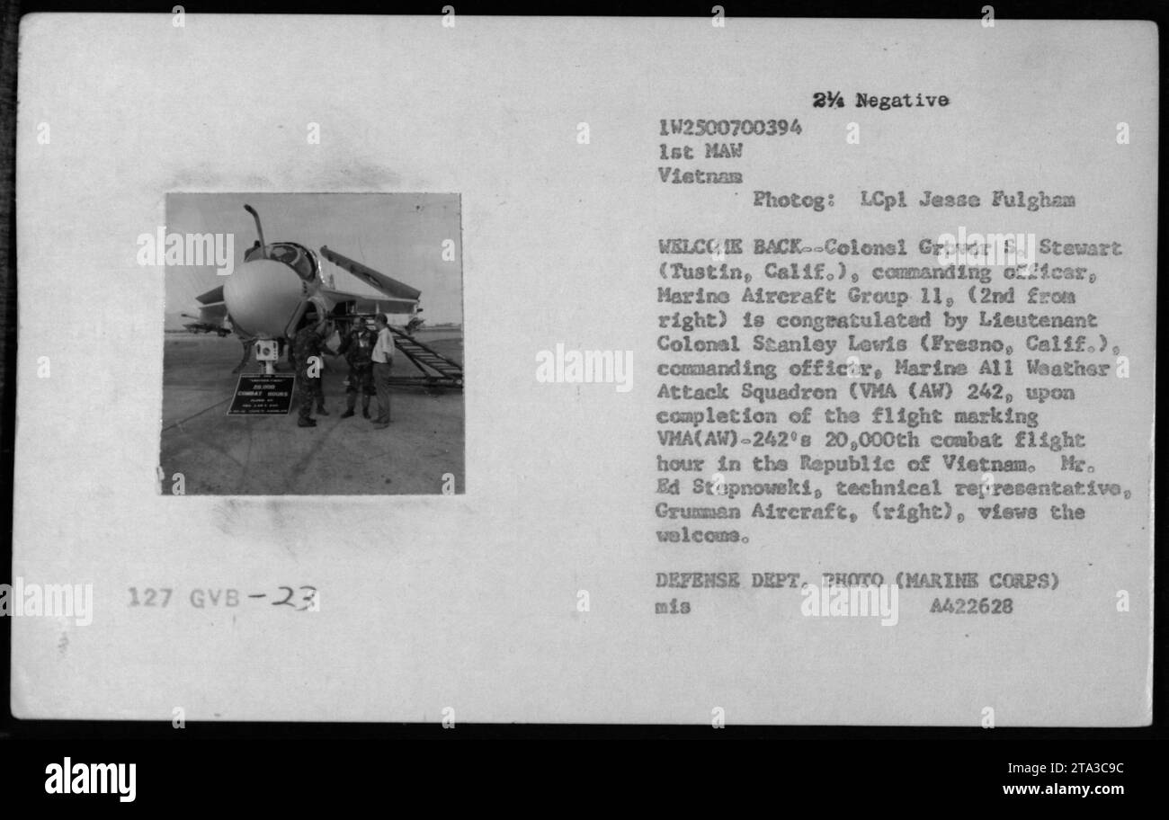 Le Colonel Grover S. Stewart, commandant du Marine Aircraft Group 11, est félicité par le Lieutenant Colonel Stanley Lewis, commandant du Marine All Weather Attack Squadron (VMA (AW) 242, pour avoir terminé la 20 000e heure de vol de combat du VHA (AW)-242 au Vietnam. Ed Stepnowski de Grumman Aircraft exprime également son soutien. (Photo du ministère de la Défense par le Lcpl Jesse Fulgham) Banque D'Images