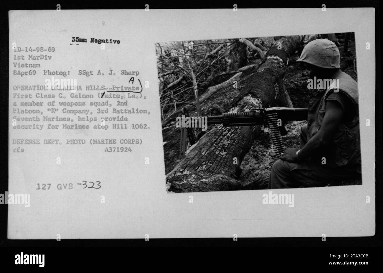 Le soldat de première classe C. Galmon, membre du 2e peloton de la compagnie 'K', du 3e bataillon du 7e Marines, aide à assurer la sécurité des Marines sur la colline 1062 lors de l'opération Oklahoma Hills le 8 avril 1969. Cette photographie a été prise par le SSgt A. J. Sharp et fait partie des archives du Département de la Défense. Banque D'Images