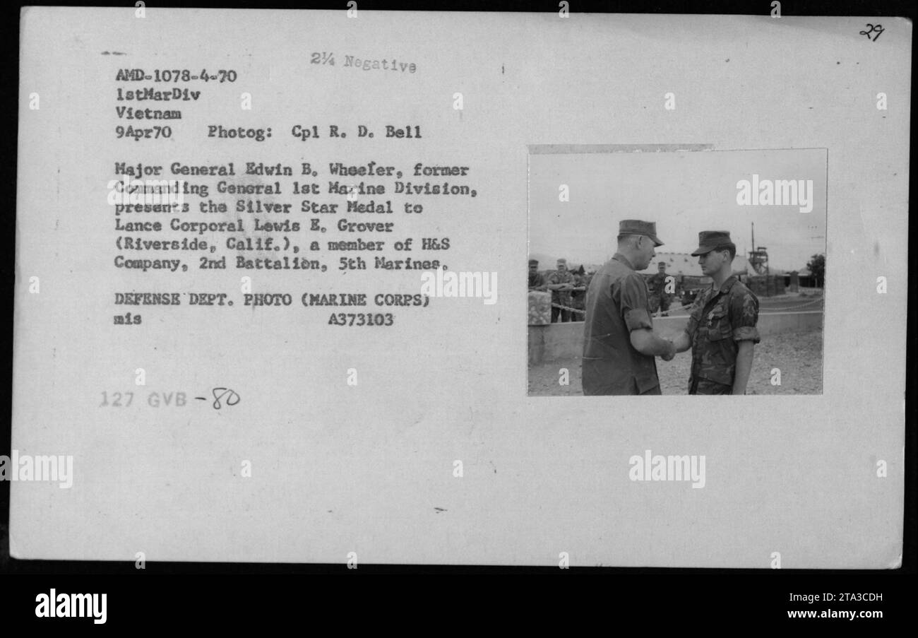 Le major-général Edwin B. Wheefer, ancien commandant général de la 1e Division des Marines, remet au lance-Caporal Lewis E. Grover la médaille Silver Star. Grover, stationné au Vietnam en tant que membre de la compagnie H&S, 2e bataillon, 5e Marines, a reçu la médaille le 9 avril 1970, lors d'une cérémonie. Banque D'Images