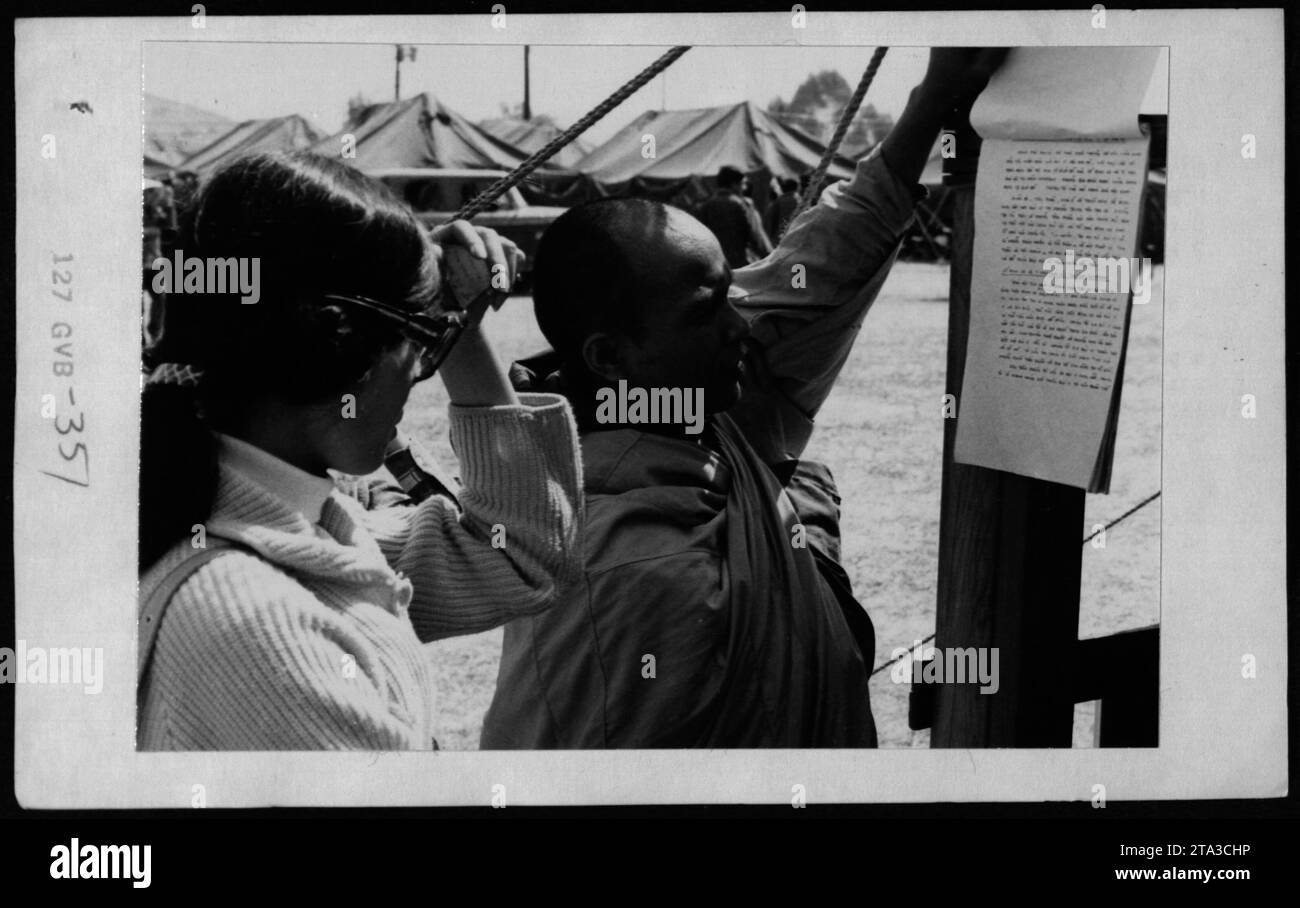 Les réfugiés vietnamiens aux États-Unis reçoivent la visite de Claudia Cardinale, Nguyen CAO Ky, Rosemary Clooney et Betty Ford le 9 mai 1975, pendant la guerre du Vietnam. Banque D'Images