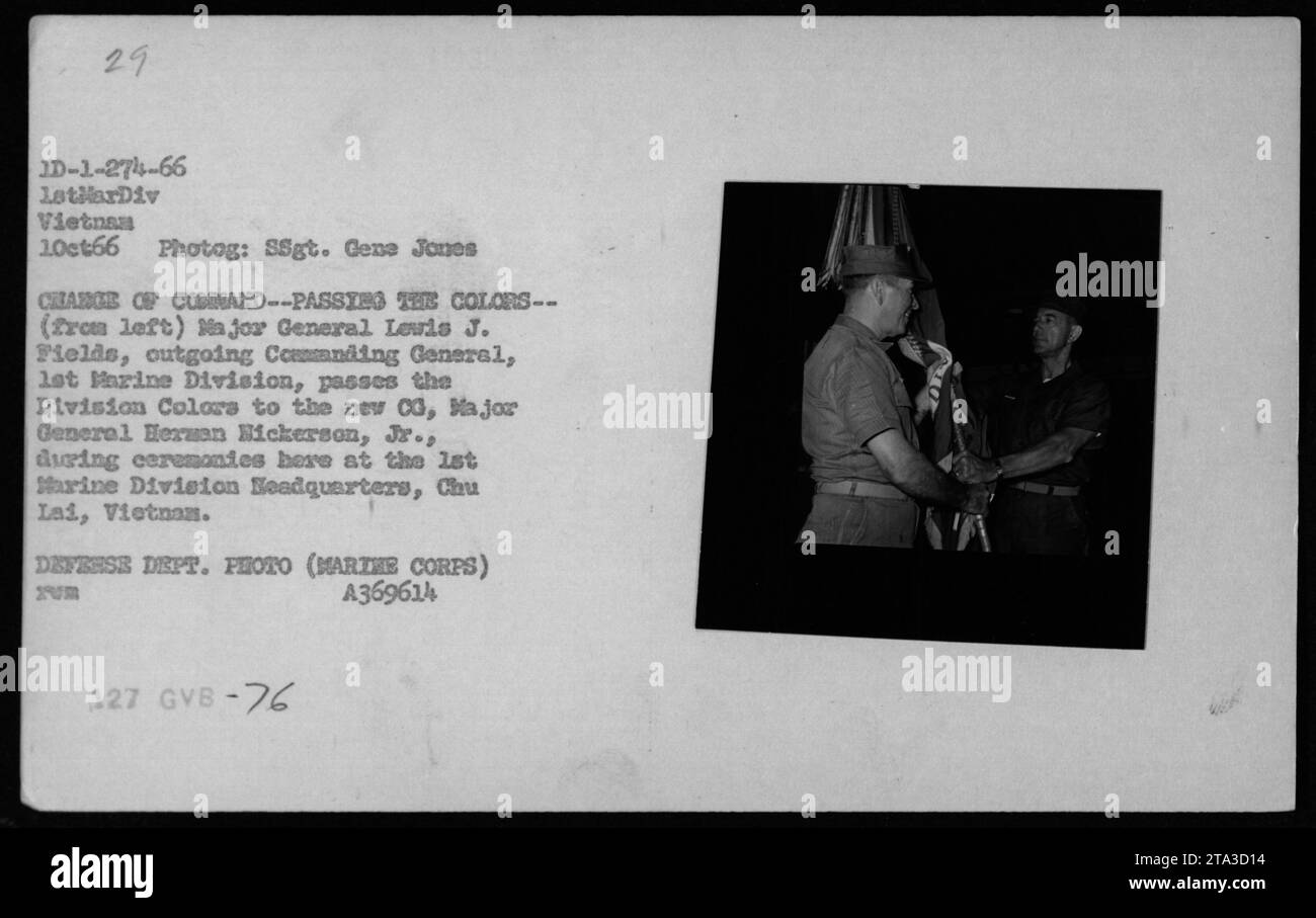 Le major-général Lewis J. Fields passe les couleurs de la division au major-général Herman Nickerson Jr. Lors d'une cérémonie de changement de commandement au quartier général de la 1e division des Marines à Chu Lai, Vietnam, le 1 octobre 1966. Cette photographie capture le moment formel de la transmission de la responsabilité du commandant général sortant au nouveau CO.' Banque D'Images