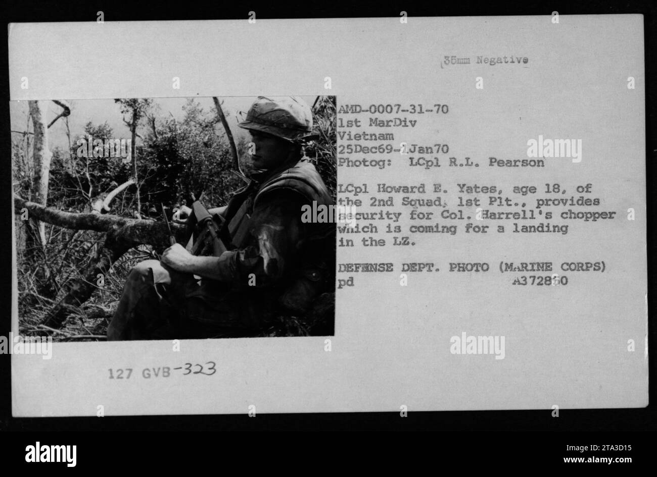Le LCpl Howard E. Yates, 18 ans, 2e escadron, 1er peloton, assure la sécurité de l'hélicoptère de Col. Harrell lors de l'atterrissage en LZ le 25 décembre 1969, pendant la guerre du Vietnam. Banque D'Images