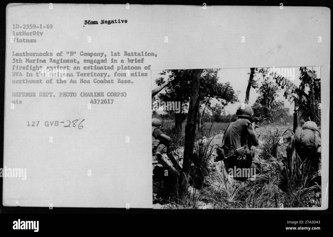 Marines de la compagnie 'B', 1st Battalion, 5th Marine Regiment, pendant une patrouille dans le territoire de l'Arizona, à seulement quatre miles au nord-ouest de la base de combat an Hoa. Ils ont rencontré un peloton estimé de soldats de la NVA et se sont engagés dans une brève fusillade. Cette photo négative de 35 mm a été prise en 1969 par le ministère de la Défense. Banque D'Images