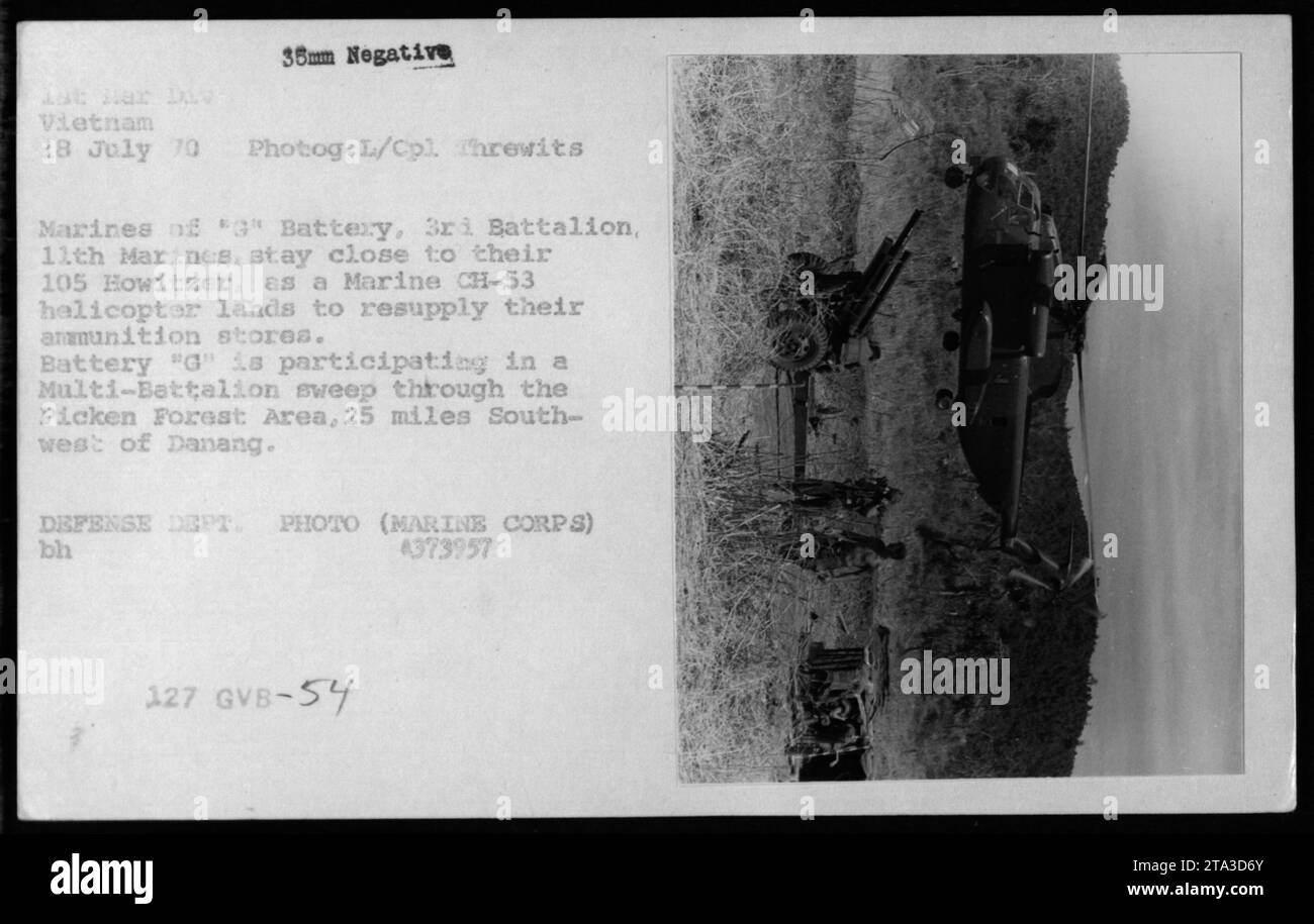Les Marines de la batterie 'G', 3e bataillon, 11e Marines, restent près de leur obusier de 105 dans la région de la forêt de Picken, à 25 miles au sud-ouest de Danang, Vietnam. Un hélicoptère Marine CH-53 atterrit pour ravitailler leurs stocks de munitions au cours d'un balayage multi-bataillon. Cette photographie a été prise le 18 juillet 1970 par le Cpl/L. Threwits de l'US Marine corps. Banque D'Images