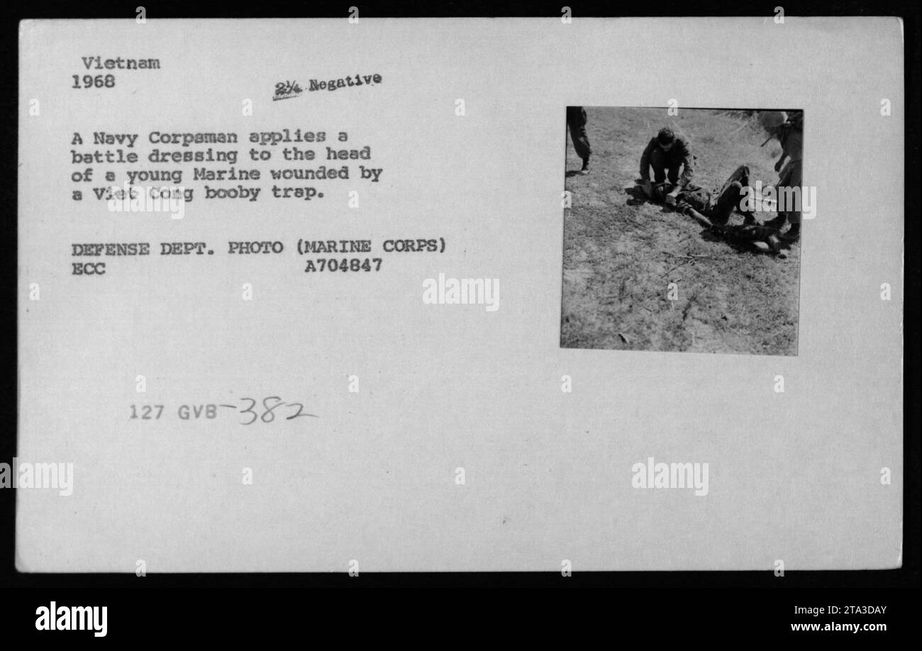 Un Corpsman de la Marine fournissant une aide médicale à un jeune Marine blessé par un piège Viet Cong. La photo montre un Corpsman appliquant un habillage de combat sur la tête du Marine. Cette image capture un moment pendant la guerre du Vietnam en 1968. Banque D'Images