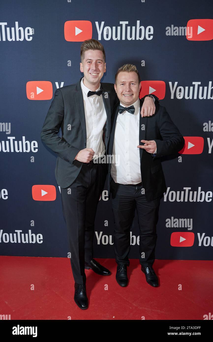 Berlin, Allemagne. 28 novembre 2023. DJ Robin (l) et Schürze assistent à la cérémonie de remise des prix pour YouTube Music - musicien allemand de l'année 2023. Crédit : Joerg Carstensen/dpa/Alamy Live News Banque D'Images