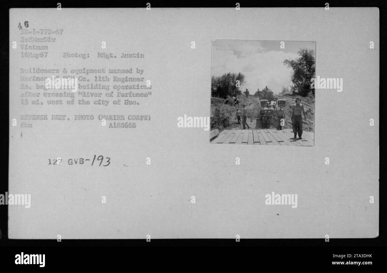 Les Marines de 'C Co. 11th Engineer BN' utilisent des bulldozers et de l'équipement pour commencer la construction de la route après avoir traversé la 'rivière des Parfunes' à 15 miles à l'est de la ville de Huc. La photographie a été prise le 16 mai 1967 et fait partie d'une série d'activités militaires américaines pendant la guerre du Vietnam. Banque D'Images