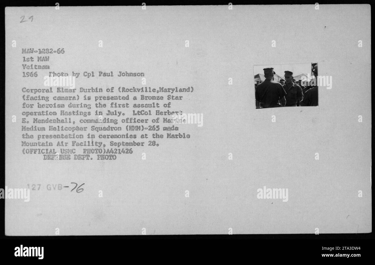 Le Cpl Elmer Durbin reçoit une étoile de bronze pour héroïsme lors du premier assaut de l’opération Hastings en juillet 1966. La présentation a été faite par le Col Herbert B. Mendenhall à la centrale aérienne de Marblo Mountain le 28 septembre 1966. La photo a été prise par le Cpl Paul Johnson. Banque D'Images