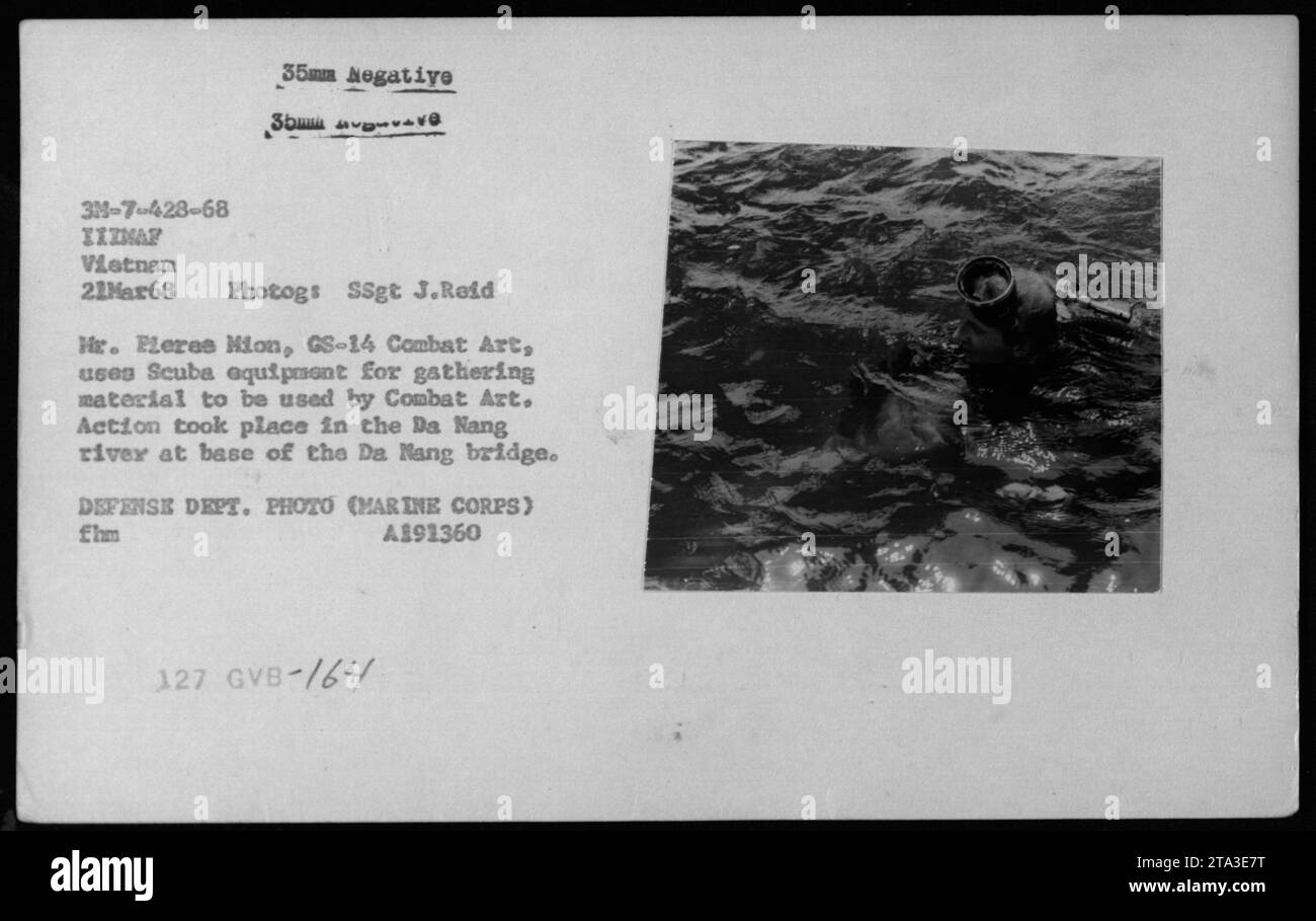 Légende : le photographe de combat Larry Burrows capture le moment en tant que SSgt J.Reid HR. Pleres Mion, GS-14 combat Art, équipé de matériel de plongée, rassemble du matériel pour ses œuvres de combat. L'action a eu lieu le 21 mars 1968, dans la rivière Da Nang à la base du pont Da Nang au Vietnam. (Photo du Département de la Défense - corps des Marines) Banque D'Images