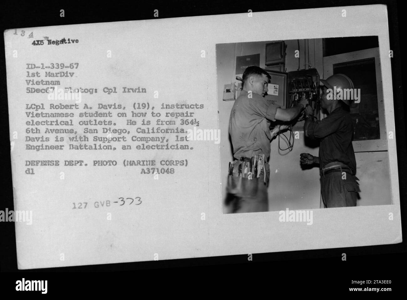 Le caporal Robert A. Davis, de la compagnie de soutien du 1er Bataillon du génie, donne des instructions à un étudiant vietnamien sur la réparation des prises électriques au Vietnam le 5 décembre 1967. Banque D'Images