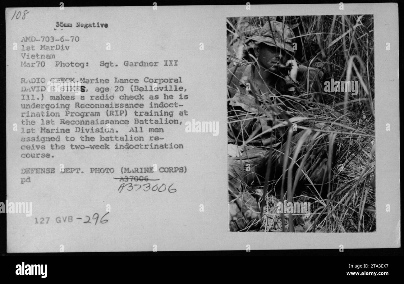 Le caporal lance de marine David E Sikes, âgé de 20 ans, de Belleville, Illinois, est vu en train de suivre l'entraînement du Programme d'endoctrinement de reconnaissance (RIP) au 1e bataillon de reconnaissance, 1e division des Marines au Vietnam en mars 1970. La formation comprend un cours de deux semaines visant à préparer tous les hommes affectés au bataillon à la reconnaissance. Cette photo a été prise par le sergent Gardner III et fait partie des photographies des activités militaires américaines pendant la collection de la guerre du Vietnam. Banque D'Images