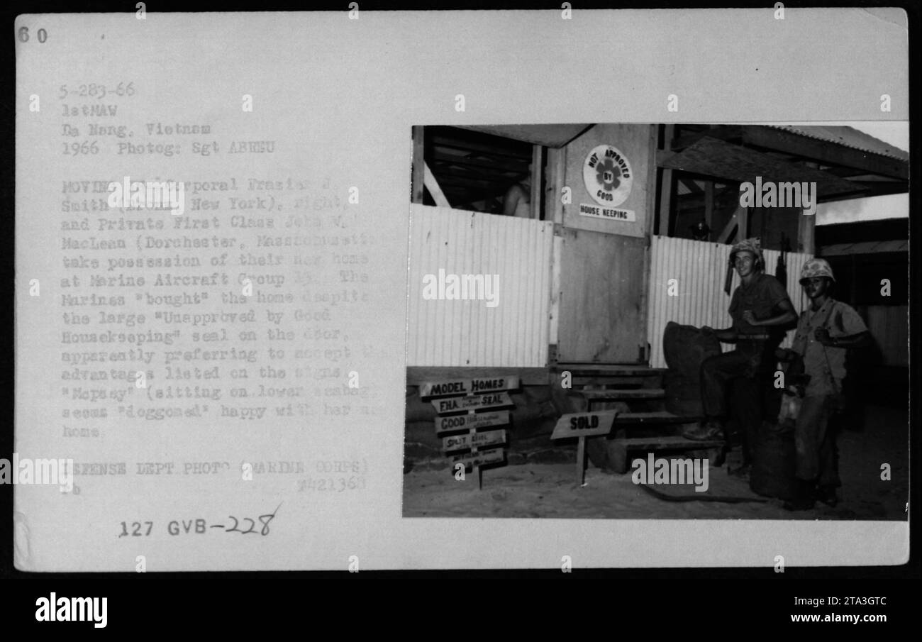 Le caporal Frasis Smith (Bronx, New York) et le soldat de première classe Joha V. MacLean (Dorchester, Nasszo) prennent possession de leur nouveau domicile au Marine Aircraft Group 13 à Da Nang, Vietnam en 1966. Malgré le sceau « non approuvé par Good Housekeeping » sur la porte, les Marines ont choisi d'acheter la maison, optant apparemment pour les avantages énumérés sur l'annonce de vente. Le chien, Mopssy, semble être content assis sur le sol. DEFENSE DEPT PHOTO (MARINE CORPS) 421368 RB 127 GVB-228 MAISONS MODÈLE FNA SEAL BONNE MAISON COM TENUE VENDUE. Banque D'Images