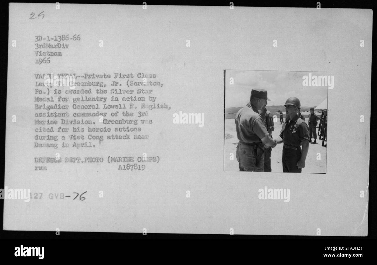 Le soldat de première classe Leroy F. Greenburg, Jr. De Scranton, PA, reçoit la Silver Star Medal pour bravoure au combat par le brigadier général Lovell E. English, commandant adjoint de la 3rd Marine Division. Greenburg a fait preuve d'héroïsme lors d'une attaque du Viet Cong près de Danang en avril 1966. Banque D'Images