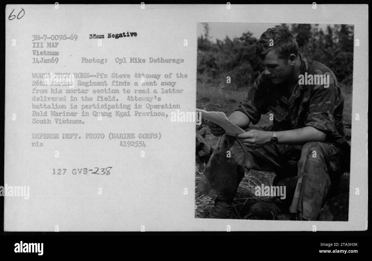 Le PFC Steve Attoway du 26e Régiment de Marines lit une lettre livrée sur le terrain lors de l’opération Bold Mariner dans la province de Quang Ngai, au Sud Vietnam. (CORPS DES MARINES) Banque D'Images