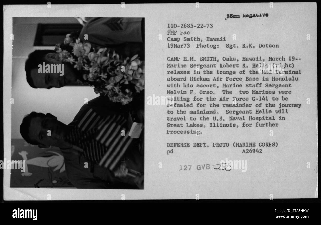 Le sergent d'état-major Melvin F. Orso et le sergent Robert R. Helle sont vus se détendre dans le salon du terminal MAC à bord de la base aérienne de Hickam à Honolulu. Ils attendaient que le C-141 de la Force aérienne soit ravitaillé pour le reste de leur voyage vers le continent. Le sergent Helle sera transporté plus tard à l'hôpital naval des États-Unis à Great Lakes, Illinois, pour un traitement ultérieur. Banque D'Images
