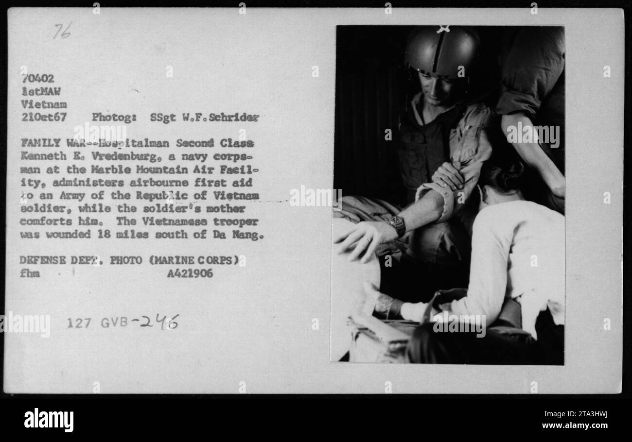 FAMILLE HAR--Hospitalman deuxième classe Kenneth E. Vredenburg, un cadavre de la marine américaine, fournit les premiers soins aéroportés à un soldat blessé de l'armée de la République du Vietnam. La mère du soldat le réconforte tout en recevant des soins médicaux. Le soldat a été blessé à 18 kilomètres au sud de Da Nang. Photographie prise le 21 octobre 1967 à l'installation aérienne de Harble Mountain.' Banque D'Images