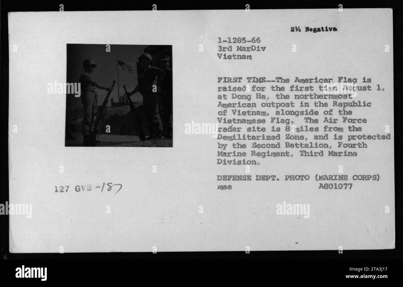 Les soldats américains hissent le drapeau américain pour la première fois le 1 août, à Dong Ha, l'avant-poste américain le plus au nord du Vietnam, aux côtés du drapeau vietnamien. Le site radar de la Force aérienne situé à 8 miles de la zone démilitarisée est gardé par le deuxième bataillon, quatrième régiment de Marines, troisième division des Marines. Banque D'Images