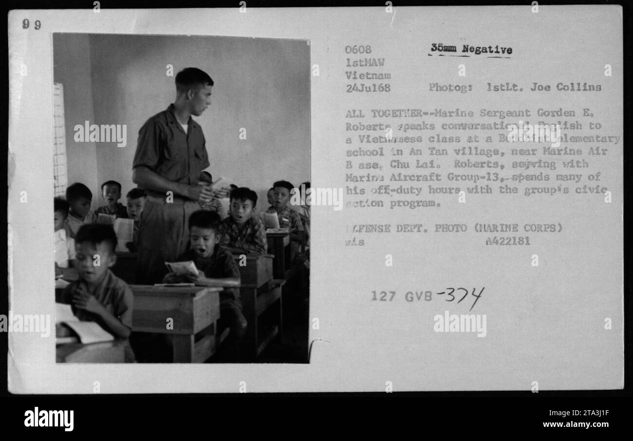 Le sergent de marine Gorden E. Roberts enseigne l'anglais conversationnel à des étudiants vietnamiens dans une école élémentaire bouddhiste dans un village de Tan, près de la base aérienne de la Marine, Chu Lai. Le sergent Roberts, qui sert avec Marina Aircraft Group-13, participe au programme d'action civique du groupe, contribuant ainsi ses heures de repos aux activités du programme. Banque D'Images