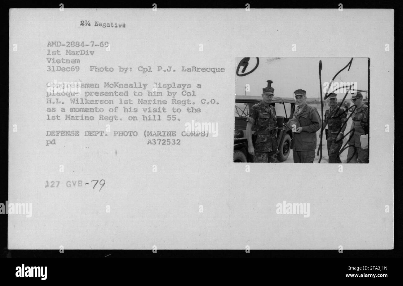 Le secrétaire adjoint à la Marine John Warner, le secrétaire à la Défense Melvin Laird et le Dr Norman Vincent Peale assistent à une cérémonie en décembre 1969. Le député McKneally reçoit une plaque du col H.L. Wilkerson, commandant du 1st Marine Regiment, lors de sa visite à la colline 55. La photo a été prise par le caporal P.J. Labrecque et est étiquetée DEFENSE DEPT. PHOTO (MARINE CORPS) PD A372532 127 GVB-79. Banque D'Images