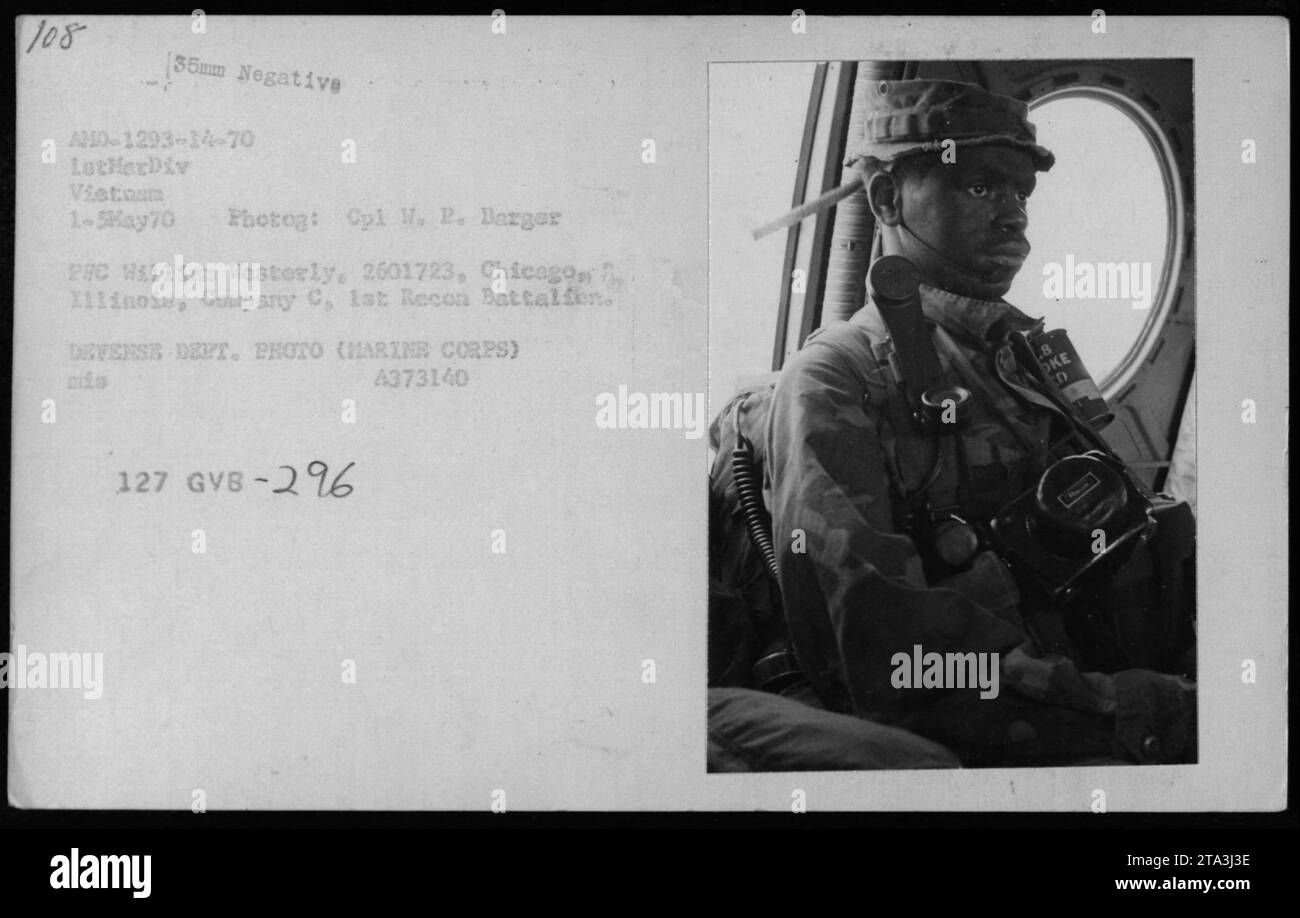 Le PFC Willien Westerly, un Marine de Chicago, Illinois, affecté à la compagnie C, 1st Recon Battalion, est vu en train d'effectuer des opérations de reconnaissance pendant la guerre du Vietnam. Cette photographie a été prise le 1 mai 1970 par le Cpl W. P. Barger. L'image est étiquetée AMD-1293-14-70, LotMerDiv Vietnam 1-5May70, et est une photo du ministère de la Défense (Marine corps). Banque D'Images