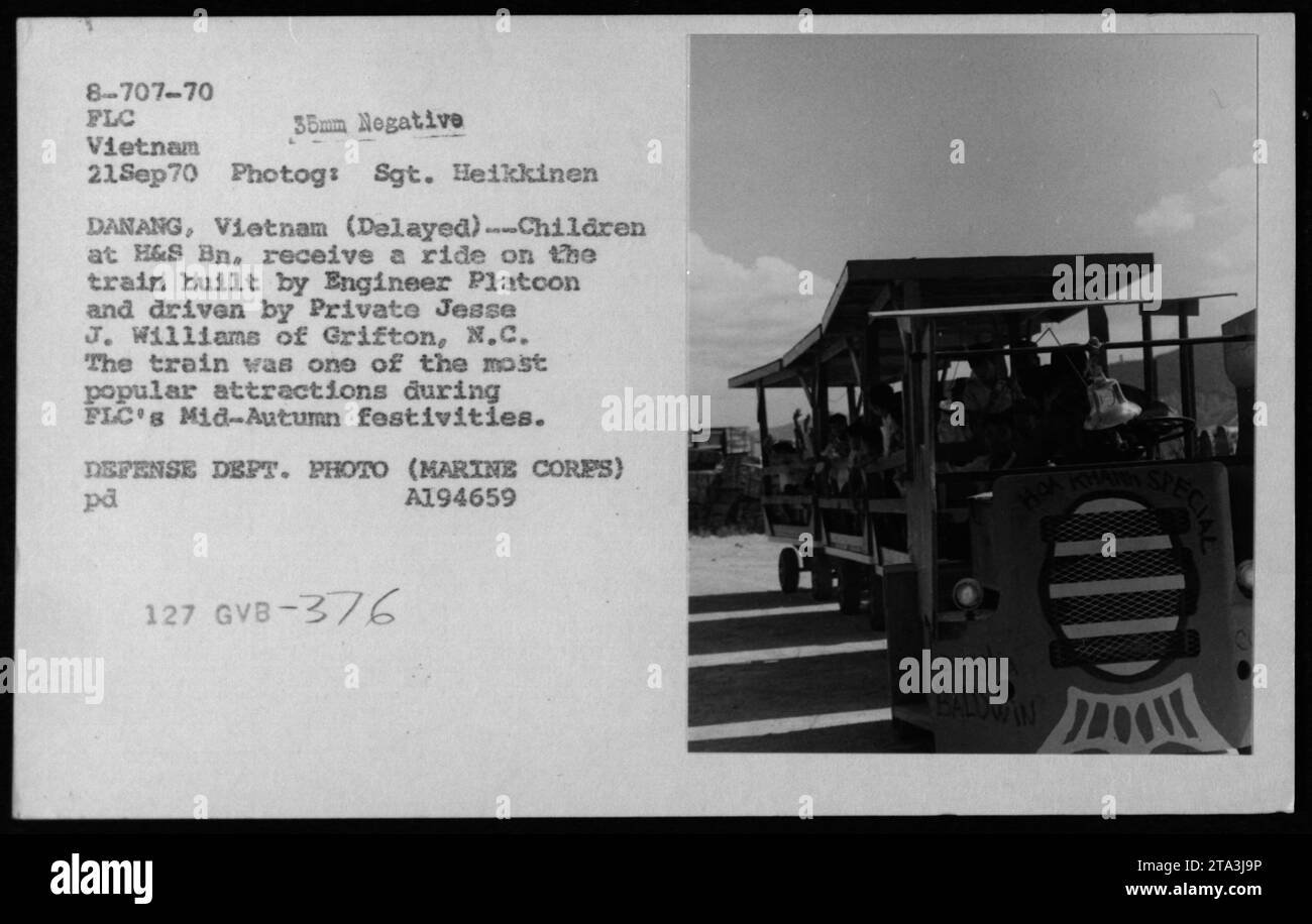 Des enfants vietnamiens à H&S BN, profitant d'un trajet en train construit par le peloton de l'ingénieur et conduit par le soldat Jesse J. Williams de Grifton, N.C. le train s'est avéré être une attraction populaire lors des festivités de la mi-automne du FLC à DANANG, Vietnam le 21 septembre 1970. Photo prise par le sergent Heikkinen. Banque D'Images