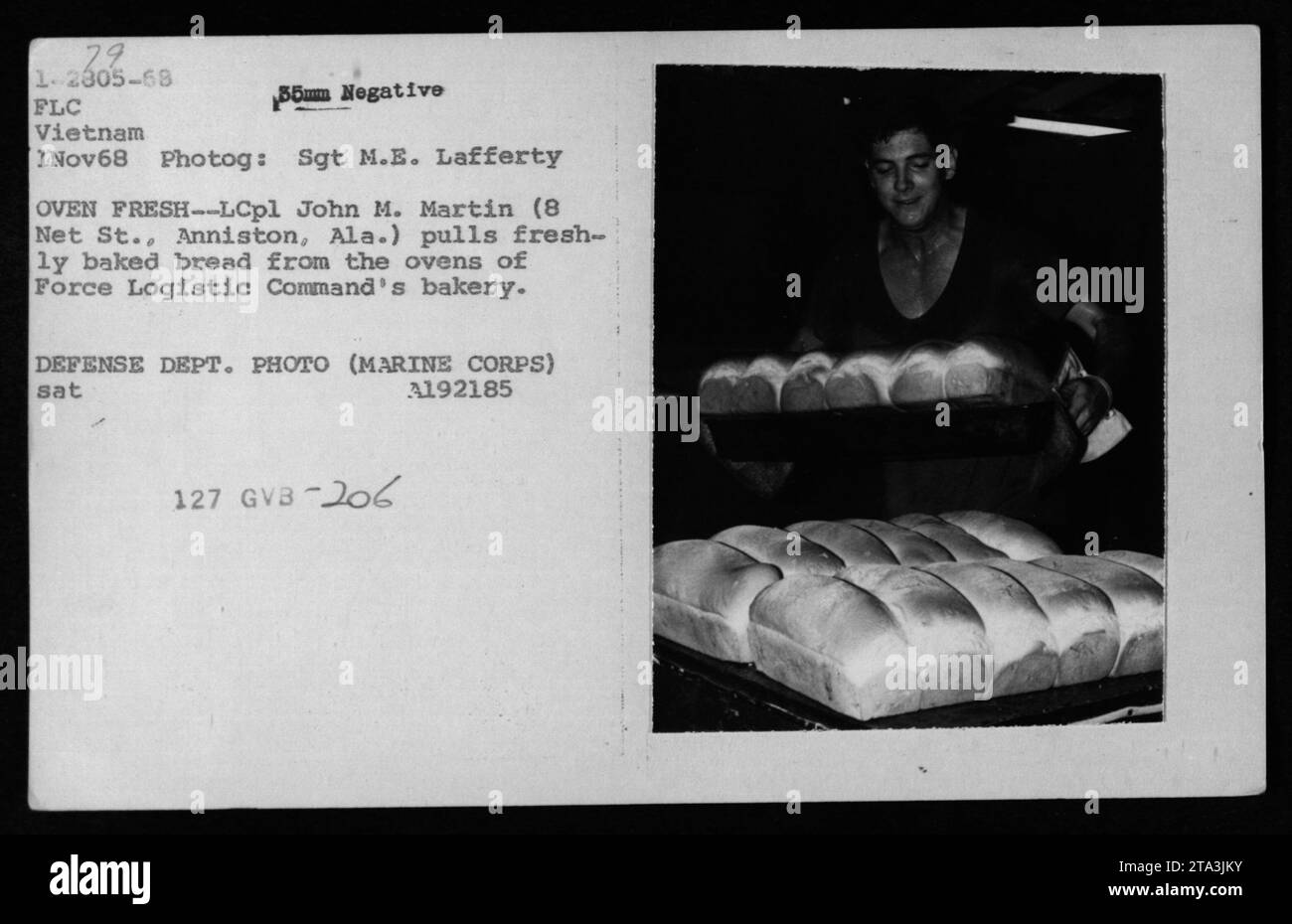 Le Lcpl John M. Martin, d'Anniston, en Alabama, tire du pain fraîchement cuit des fours de la boulangerie de la Force Logistic Command pendant la guerre du Vietnam. La photo capture la fourniture de vivres aux troupes militaires américaines stationnées au Vietnam. Banque D'Images