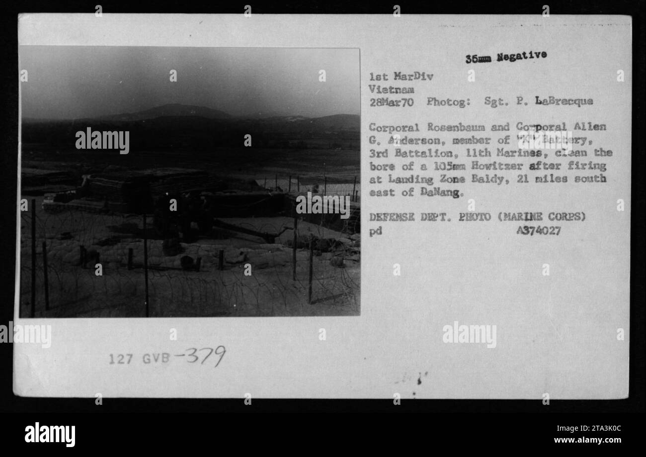 Des soldats du corps des Marines AMÉRICAIN, le caporal Rosenbaum et le caporal Allen G. Anderson, de la batterie K, 3e bataillon, 11e Marines, sont vus nettoyer le canon d'un obusier de 105 mm après avoir tiré sur Landing zone Baldy, situé à 21 miles au sud-est de Dalang. Cette photographie a été prise le 28 mars 1970 et fait partie de la collection des activités militaires américaines pendant la guerre du Vietnam. Banque D'Images