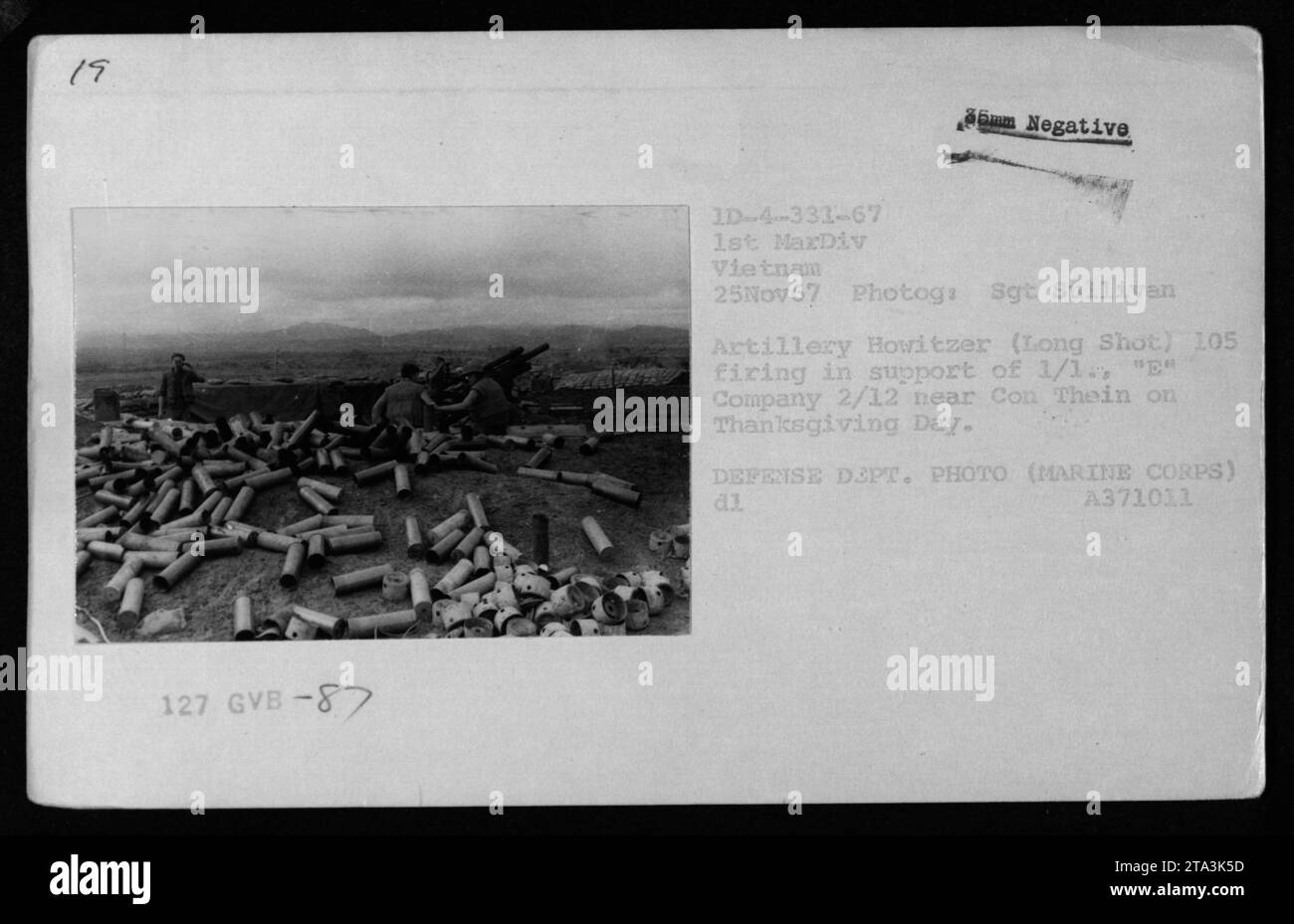 Titre : soutien de l'artillerie le jour de Thanksgiving Légende : sur cette photo prise le 25 novembre 1967, un obusier d'artillerie (long Shot) 105 est montré tirant en soutien à la compagnie 'E' 2/12 près de con Thein. La 1e division des Marines au Vietnam a reçu cette aide le jour de Thanksgiving. Crédit photo : Sgt Sullivan, Département de la Défense Photo (Marine corps) - A371011. Banque D'Images