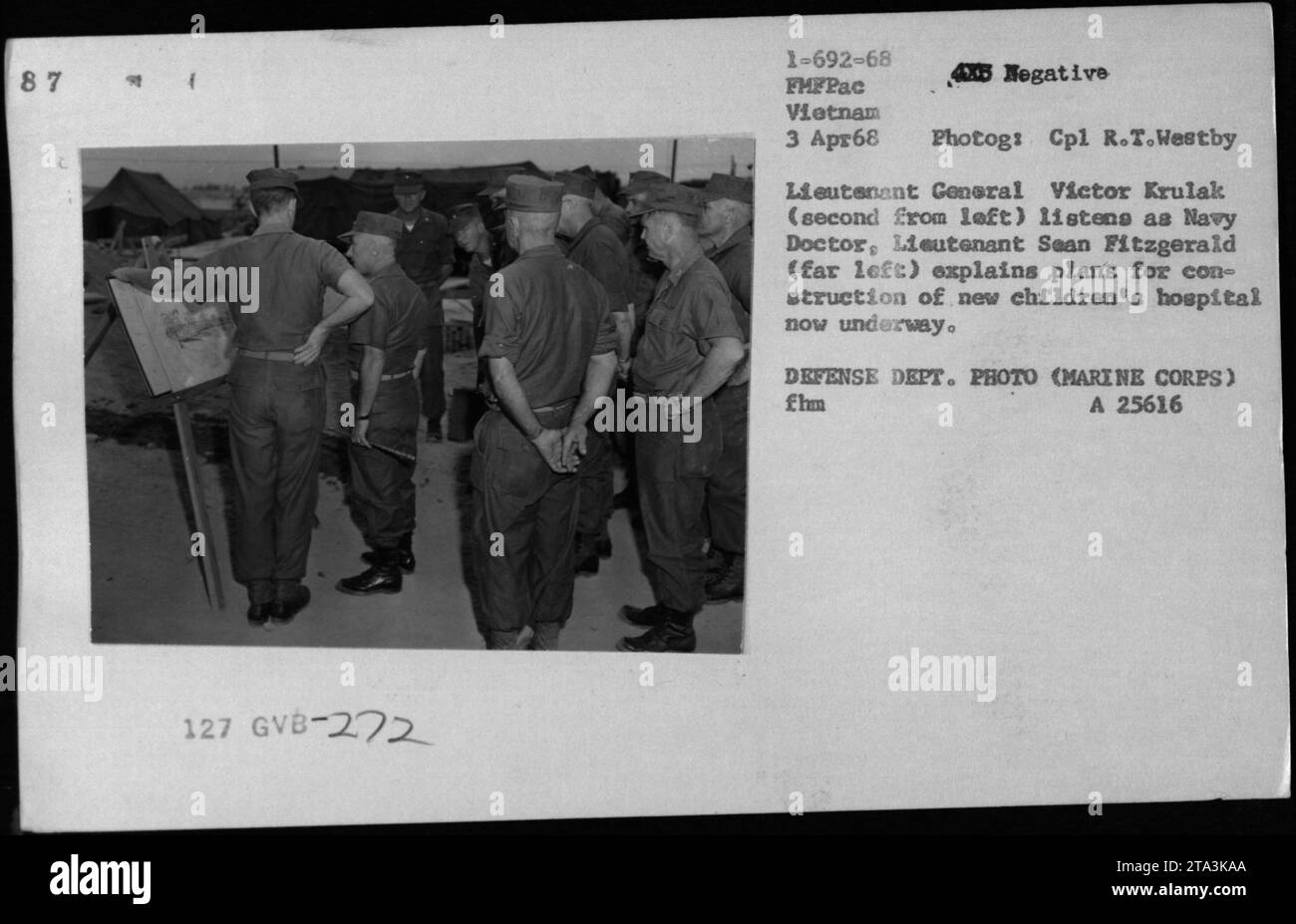 Le lieutenant-général Victor Krulak écoute le médecin de la marine, le lieutenant Sean Fitzgerald, expliquer les plans pour la construction d'un nouvel hôpital pour enfants au Vietnam le 3 avril 1968. Banque D'Images