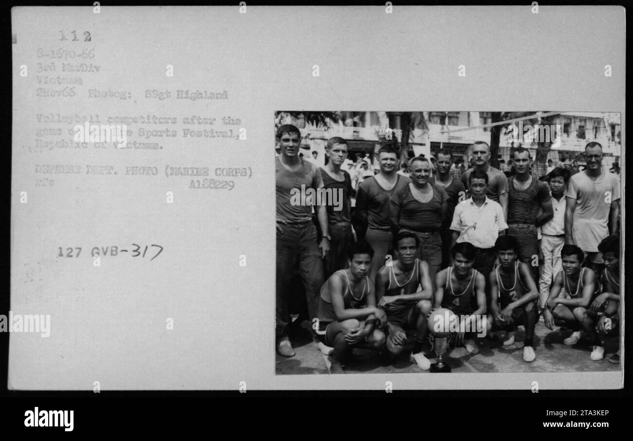 Soldats américains jouant au volleyball pendant le Blue Sports Festival en République du Vietnam. La photo a été prise le 2 novembre 1966 et capture les concurrents après un match. Cette image montre la participation des soldats à des activités récréatives pendant leur période de repos et de détente. Banque D'Images