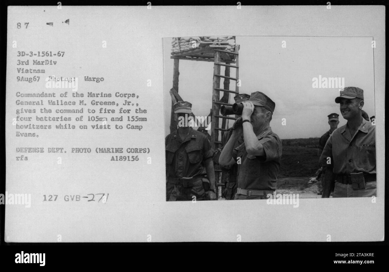 Commandant du corps des Marines, le général Wallace M. Greene, Jr., donne le commandement de tirer pour les quatre batteries d'obusiers de 105 mm et 155 mm lors de sa visite au camp Evans au Vietnam le 9 août 1967. Sur cette photographie historique, on retrouve des officiers et des fonctionnaires, dont Hubert Humphrey, Gen William Westmoreland et Sen Harry F. Byrd. Banque D'Images