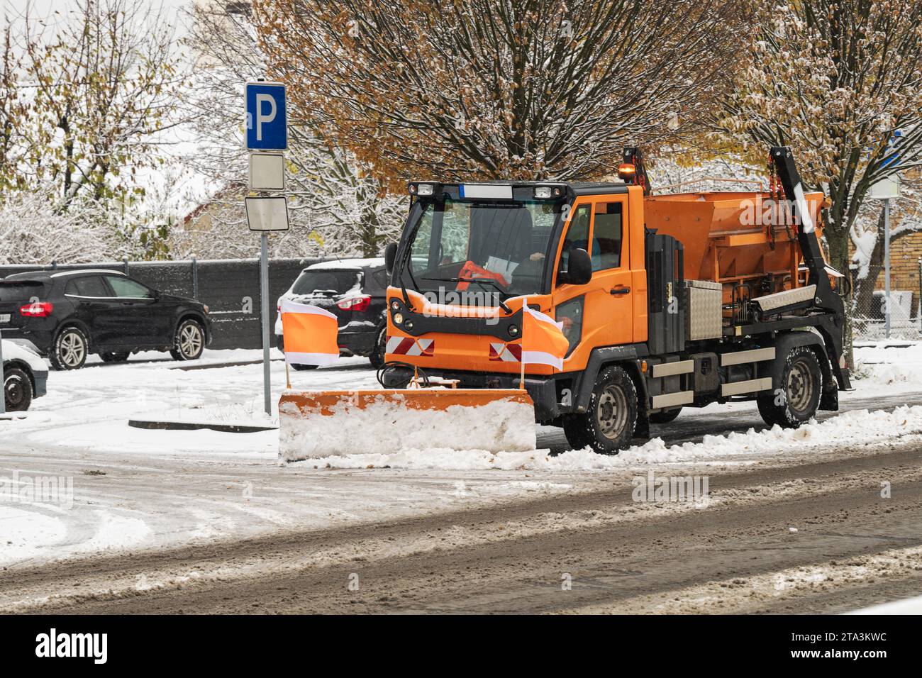 Véhicule de service hivernal avec pelle à neige Banque D'Images