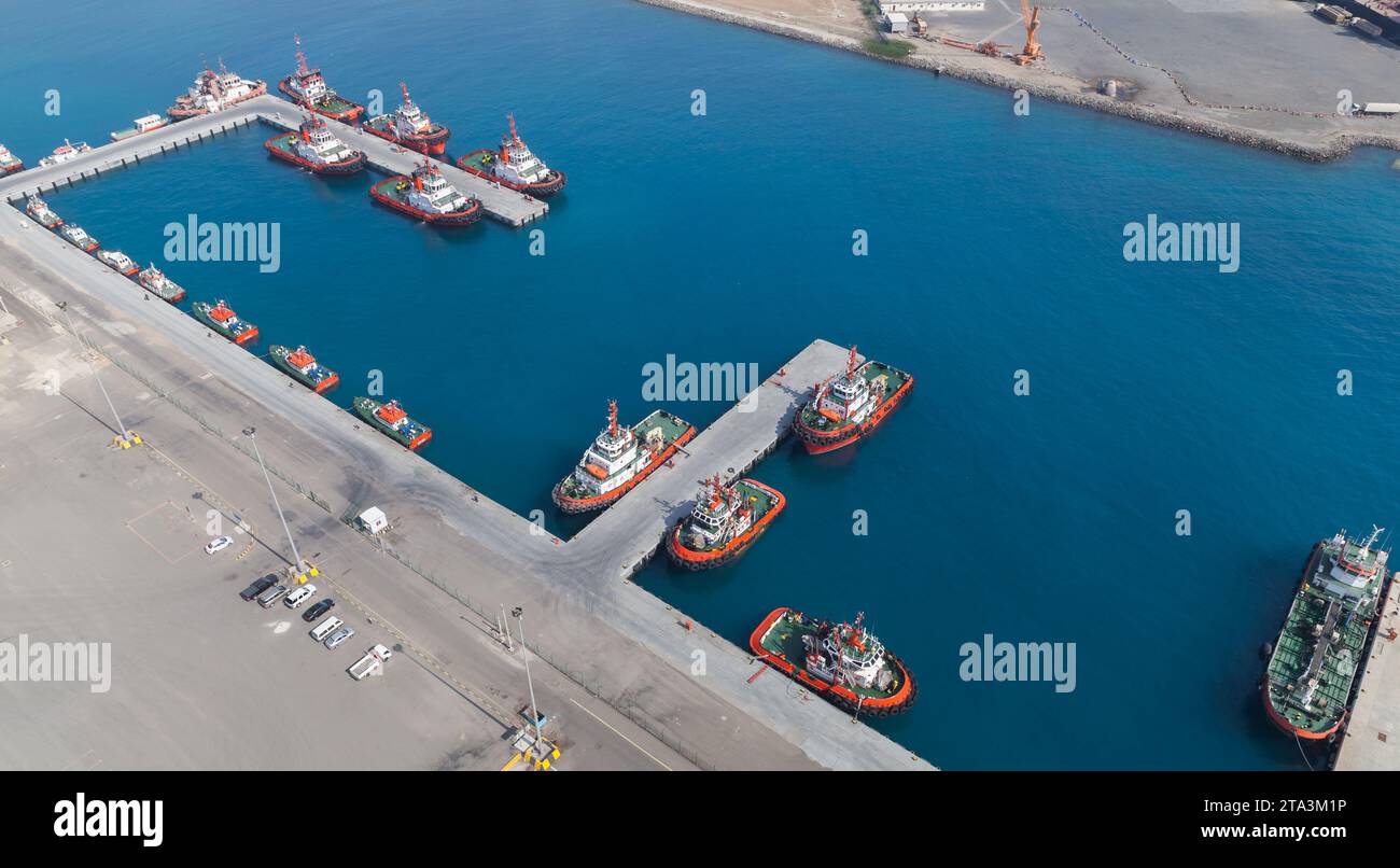 Flotte de remorqueurs et de bateaux pilotes de Jeddah Islamic Seaport, vue aérienne prise sur une journée ensoleillée Banque D'Images