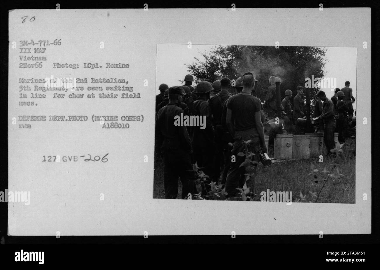 Les Marines du 2e Bataillon, 5e Régiment, attendent de la nourriture à leur camp de campagne au Vietnam le 2 novembre 1966. Photographie prise par le Lcpl. Romine. Banque D'Images