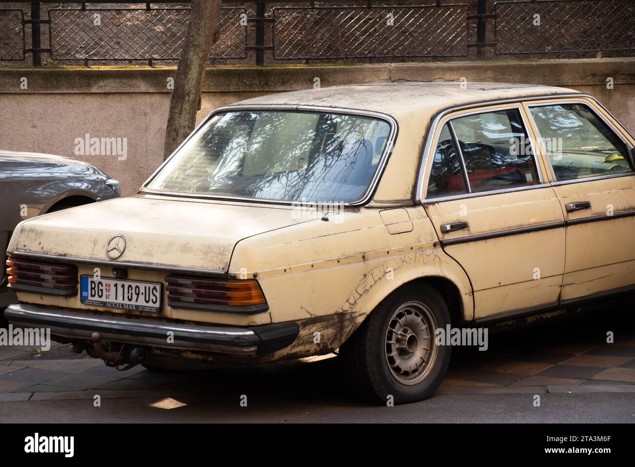 Patiné, rouillé beige vieille voiture garée, détail Banque D'Images
