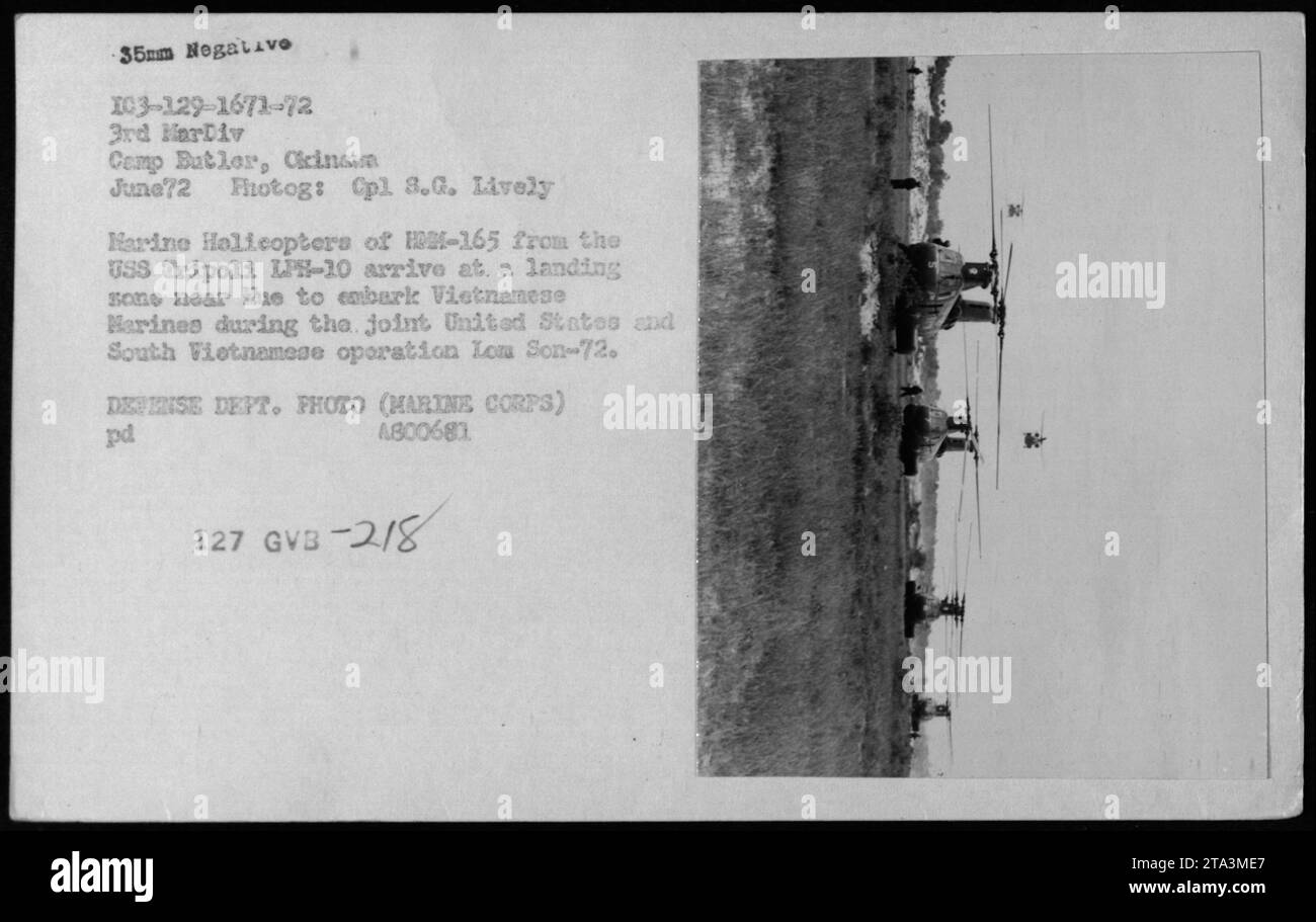 Hélicoptères de la marine AMÉRICAINE du HM-165 à bord de l'USS Tripoli, LPH-10, atterrissant près de Hue en juin 1972 lors de l'opération Lam son-72. Les hélicoptères se préparent à embarquer des Marines vietnamiens pour l'opération militaire conjointe. Cette photographie a été prise par le caporal 3.G. Lively, photographe du corps des Marines du Camp Butler, Cicina. Banque D'Images