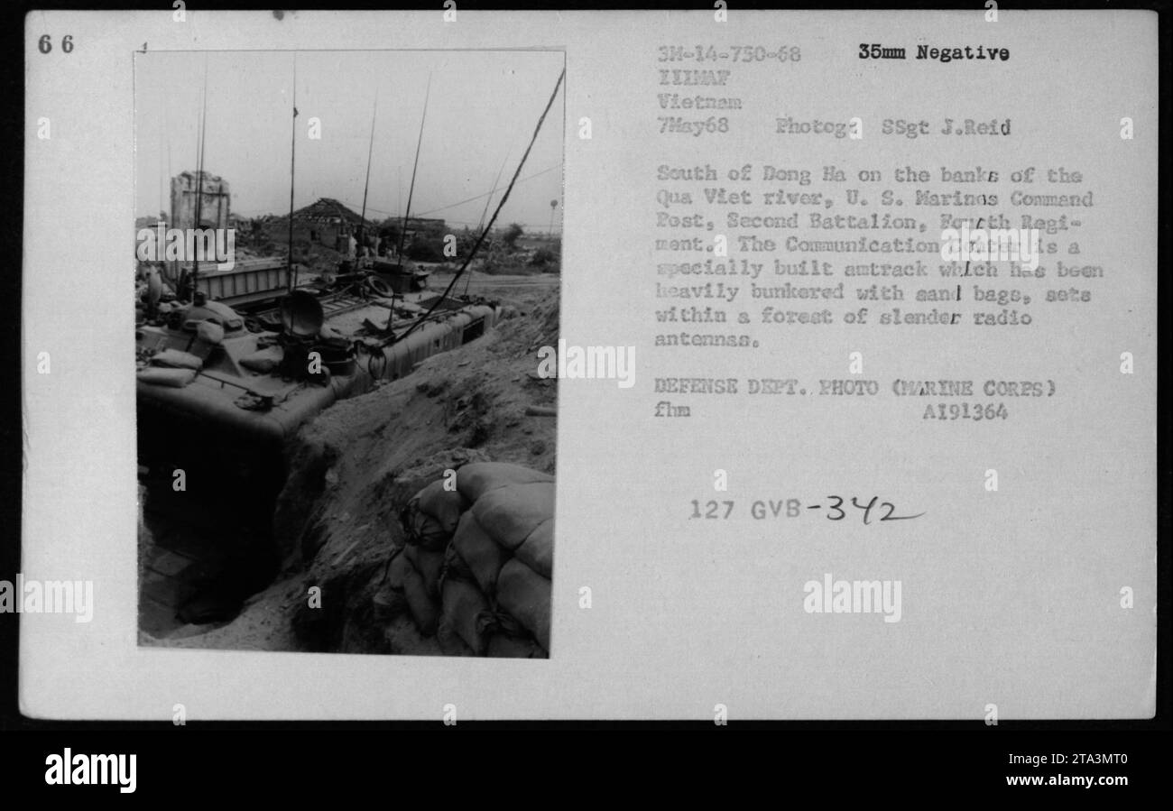 'Véhicules-véhicules atterrissant (STPGV/LVTP) vu le 7 mai 1968, au Vietnam. La photo capture un poste de commandement des Marines américains, en particulier le Centre de communication, qui est un bunker amtrack fortifié avec des sacs de sable. Le poste de commandement est situé au sud de Dong Ha sur la rivière qua Viet et comprend de hautes antennes radio. Prise par le SSgt J.Reid. Photo du ministère de la Défense (corps des Marines).' Banque D'Images