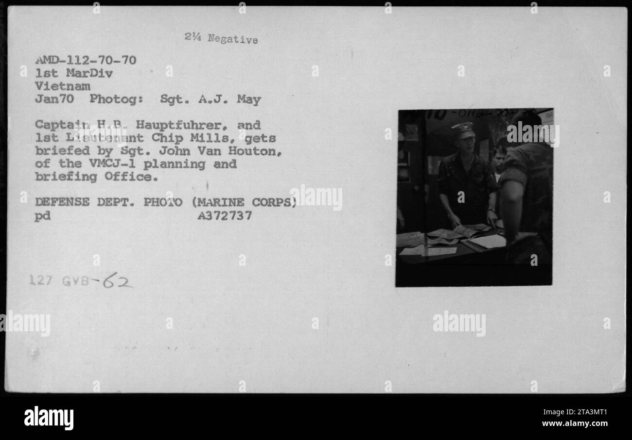 En janvier 1970, le capitaine H.B. Hauptfuhrer et le 1er lieutenant Chip Mills ont été informés par le sergent John Van Houton du bureau de planification et d'information VMCJ-1 au Vietnam. Photographie du sergent A.J. May de la 1re division des Marines, Département de la Défense, corps des Marines. Banque D'Images