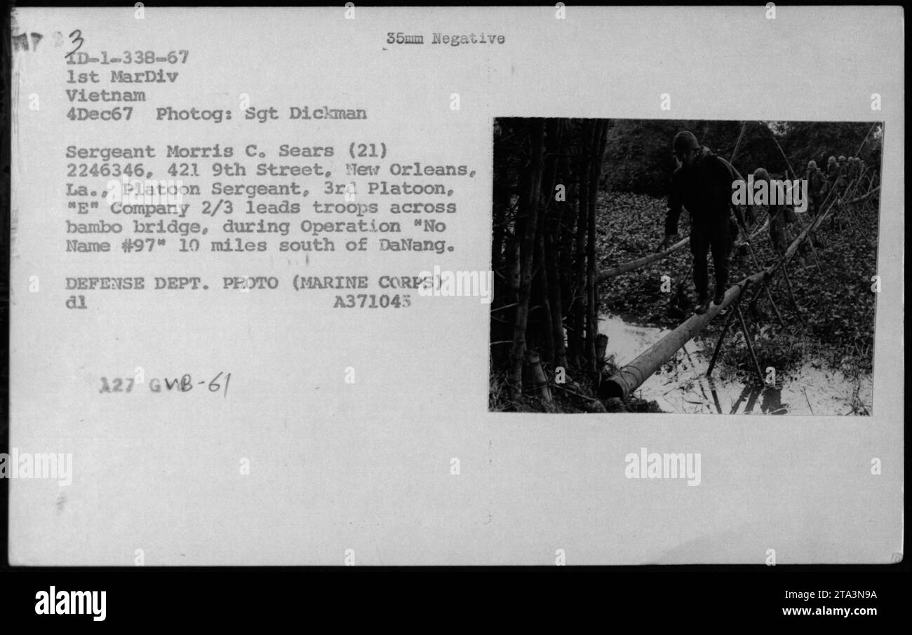 Le sergent Morris C. Sears du 1st MarDiv mène les troupes à travers un pont en bambou lors de l'opération No Name #97, le 4 décembre 1967, à 10 miles au sud de Danang. La photo du sergent Dickman documente les activités militaires américaines pendant la guerre du Vietnam. Banque D'Images